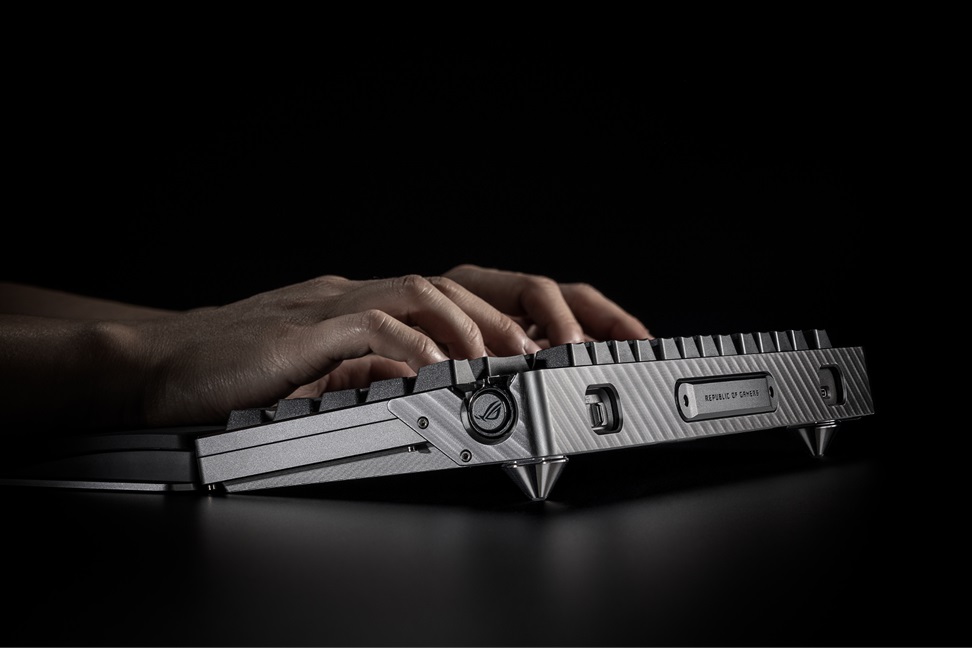 ROG Azoth Extreme 1