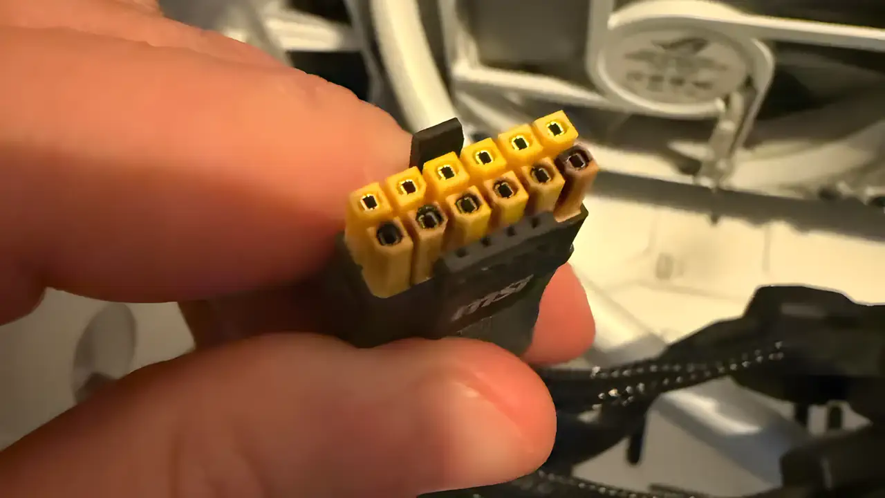 Жёлтый коннектор 12VHPWR снова вызывает проблемы у RTX 5090