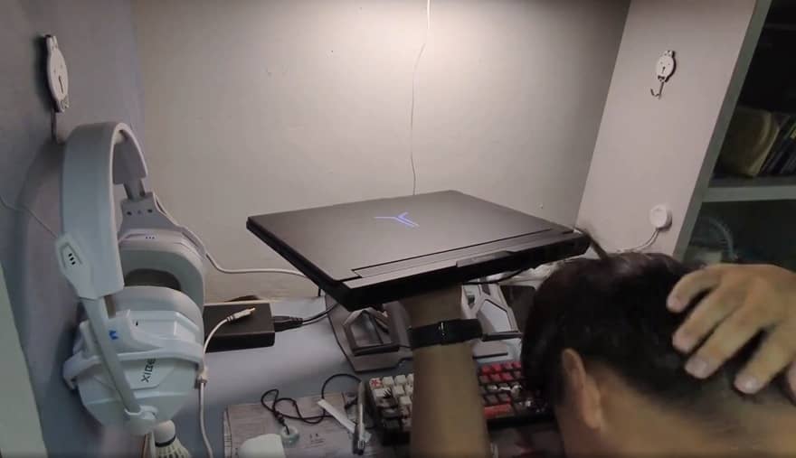 gaming laptop being hair dryer