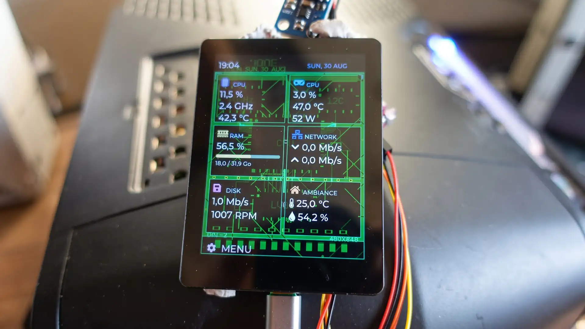 Энтузиаст собрал DeskNode для мониторинга ПК на базе ESP32-S3