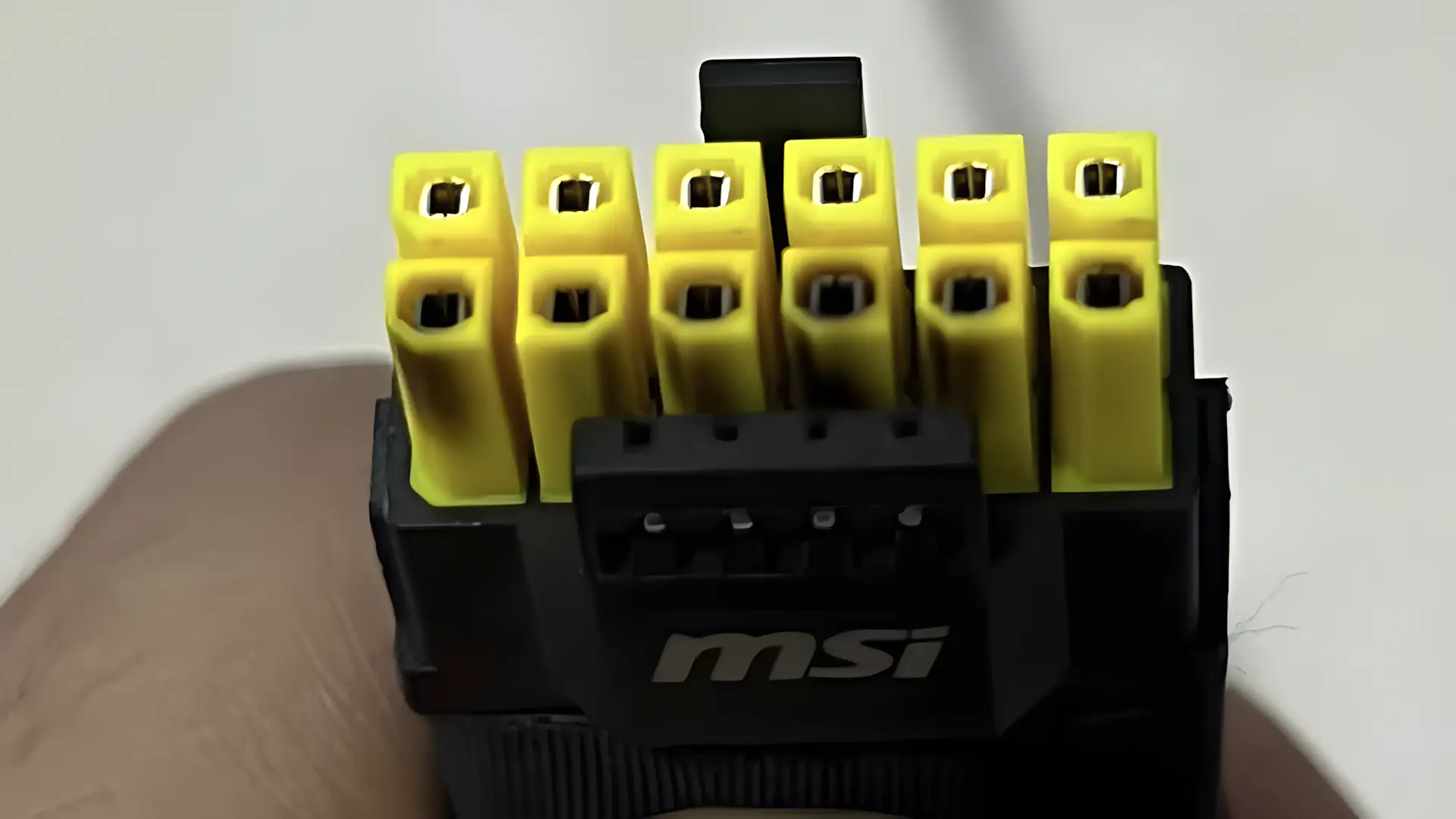 12VHPWR коннектор расплавился всего на 300 Вт у RTX 5070 Ti