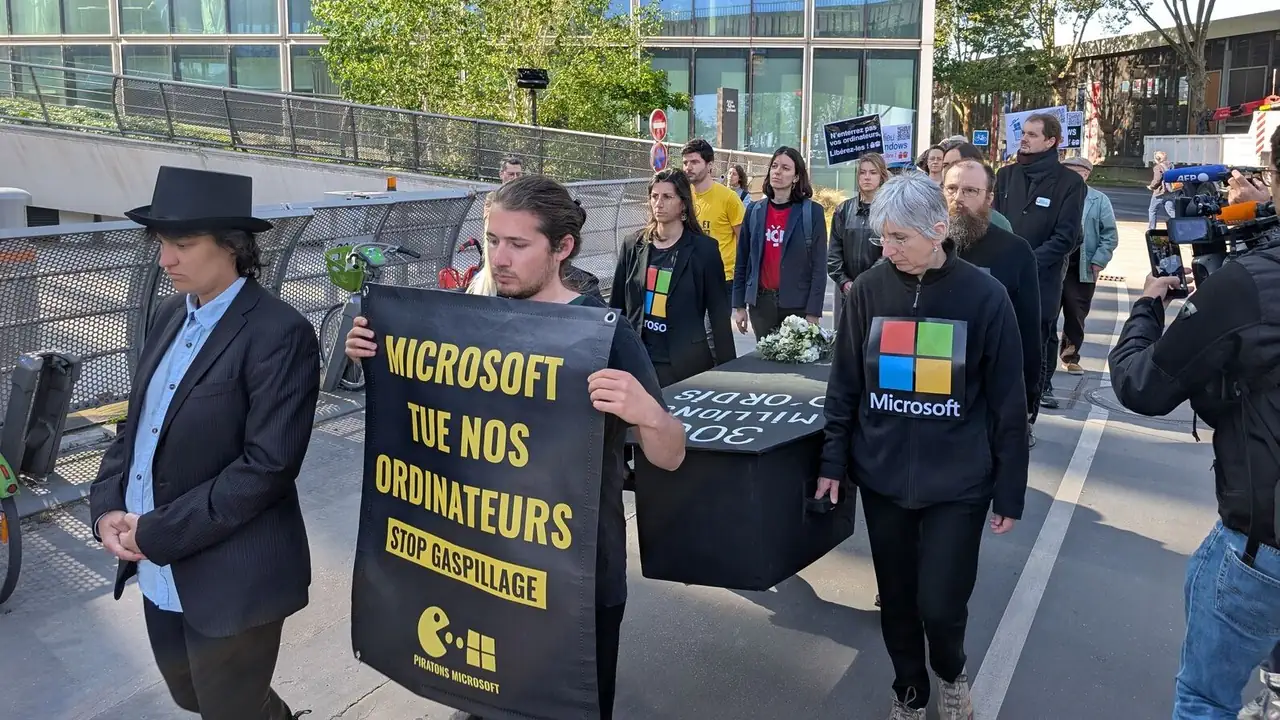 Во Франции «похоронили» Windows 10 у офиса Microsoft