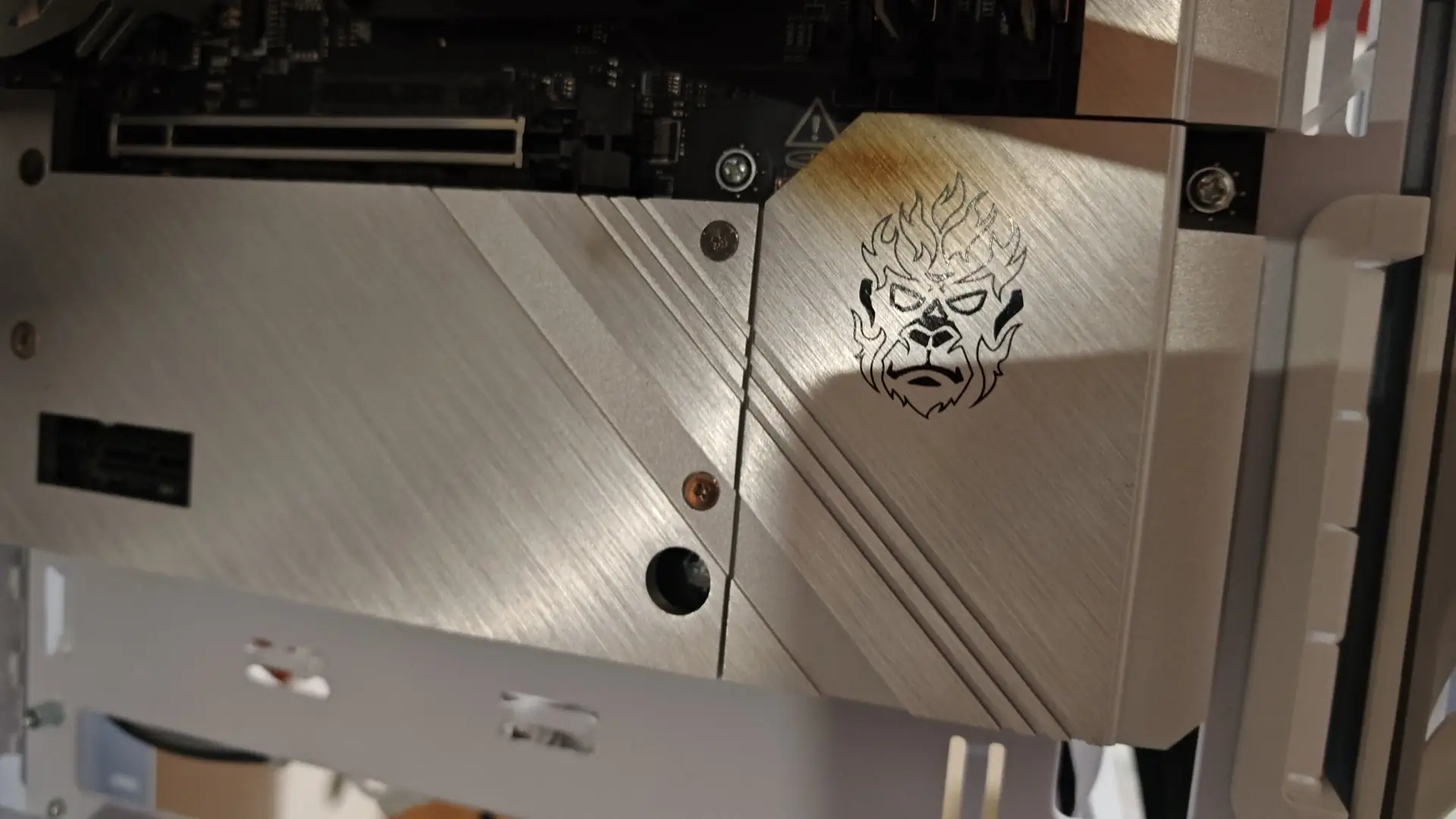 MSI RTX 5090 fire burn marks on motherboard gamegpu