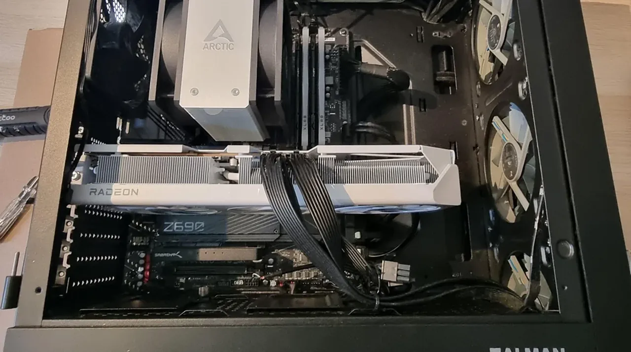 RX 9070 XT ловит «глюк» и рубит мощность в играх