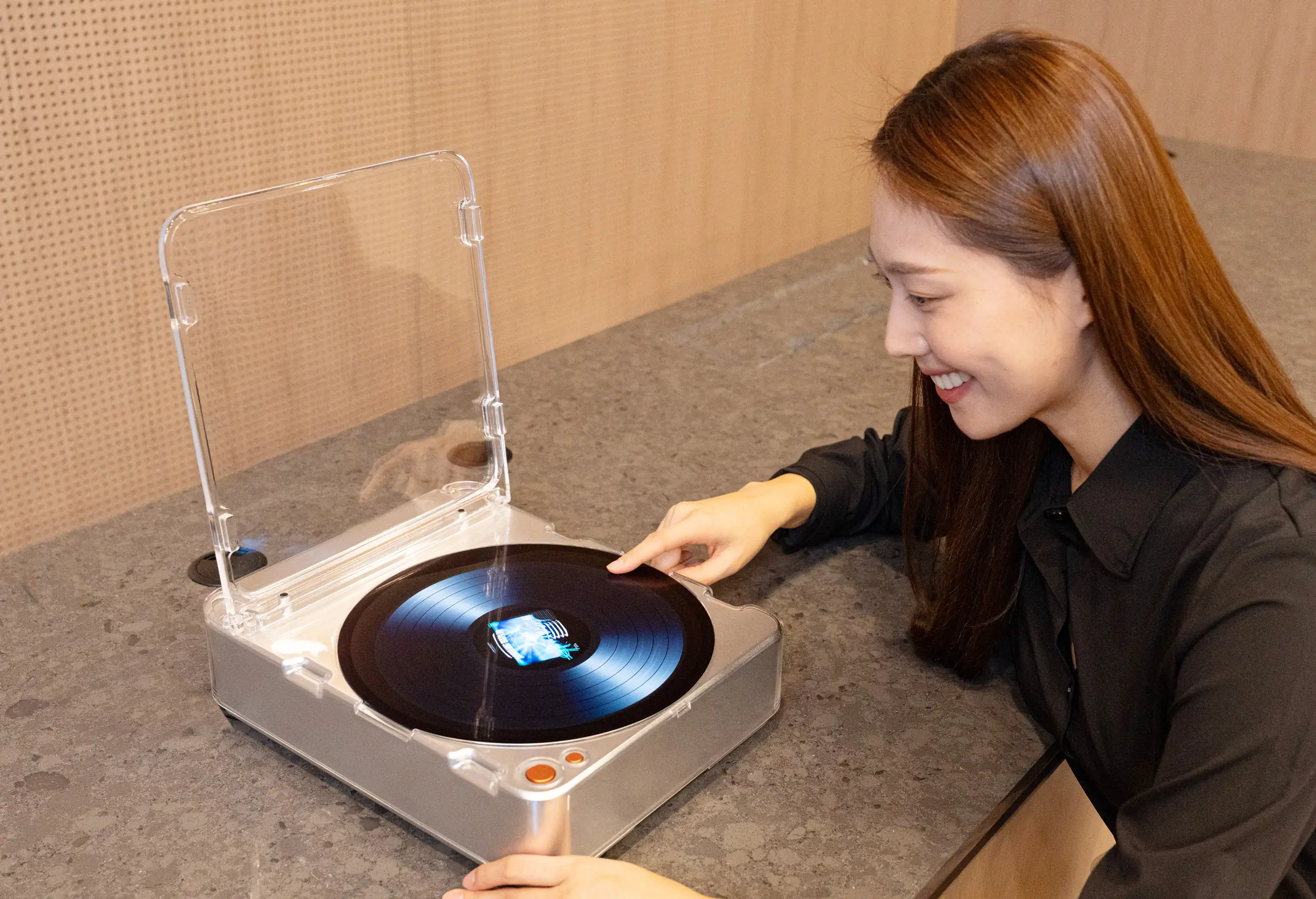 Винил цифровой эпохи: Samsung показала AI OLED Turntable