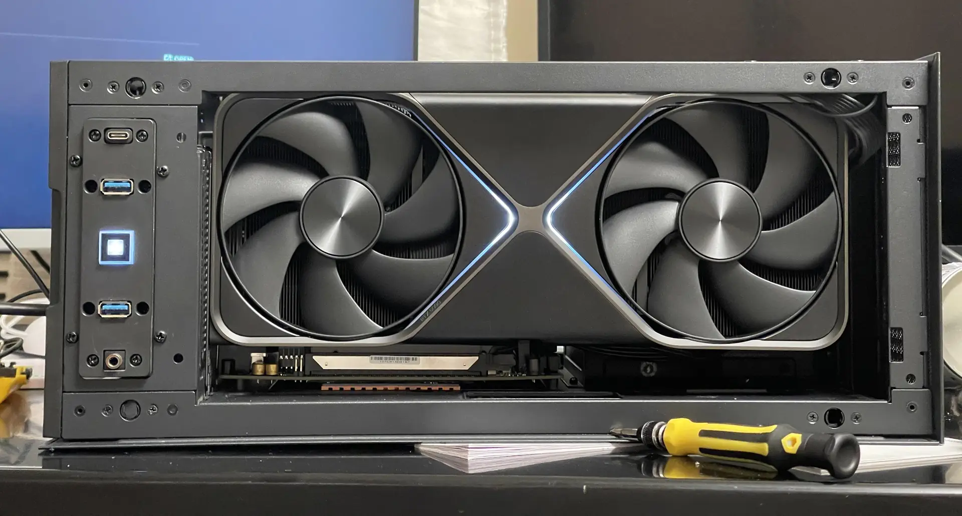 RTX 5090 Founders Edition втиснули в ITX-корпус Hyte Revolt 3
