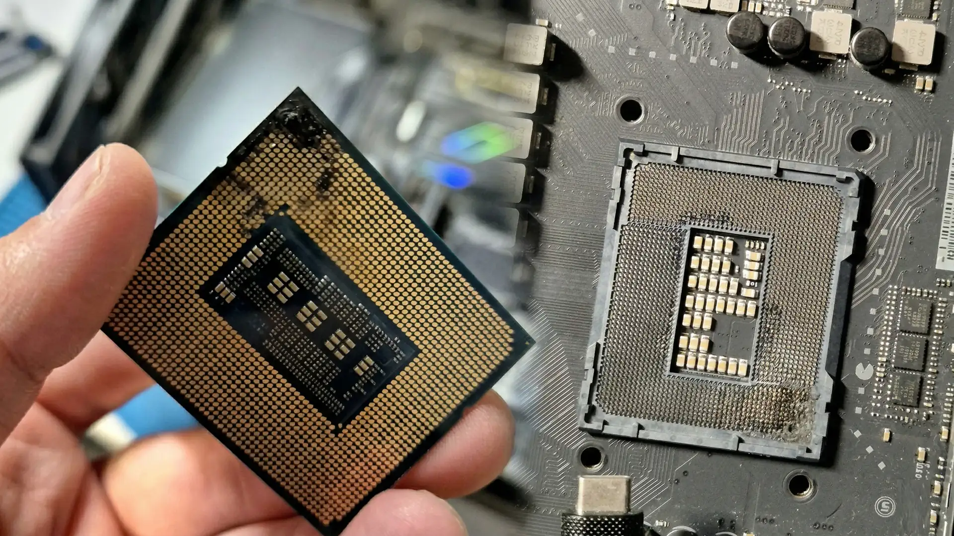  Intel Core i9-13900K сгорел и расплавил сокет материнской платы Z790