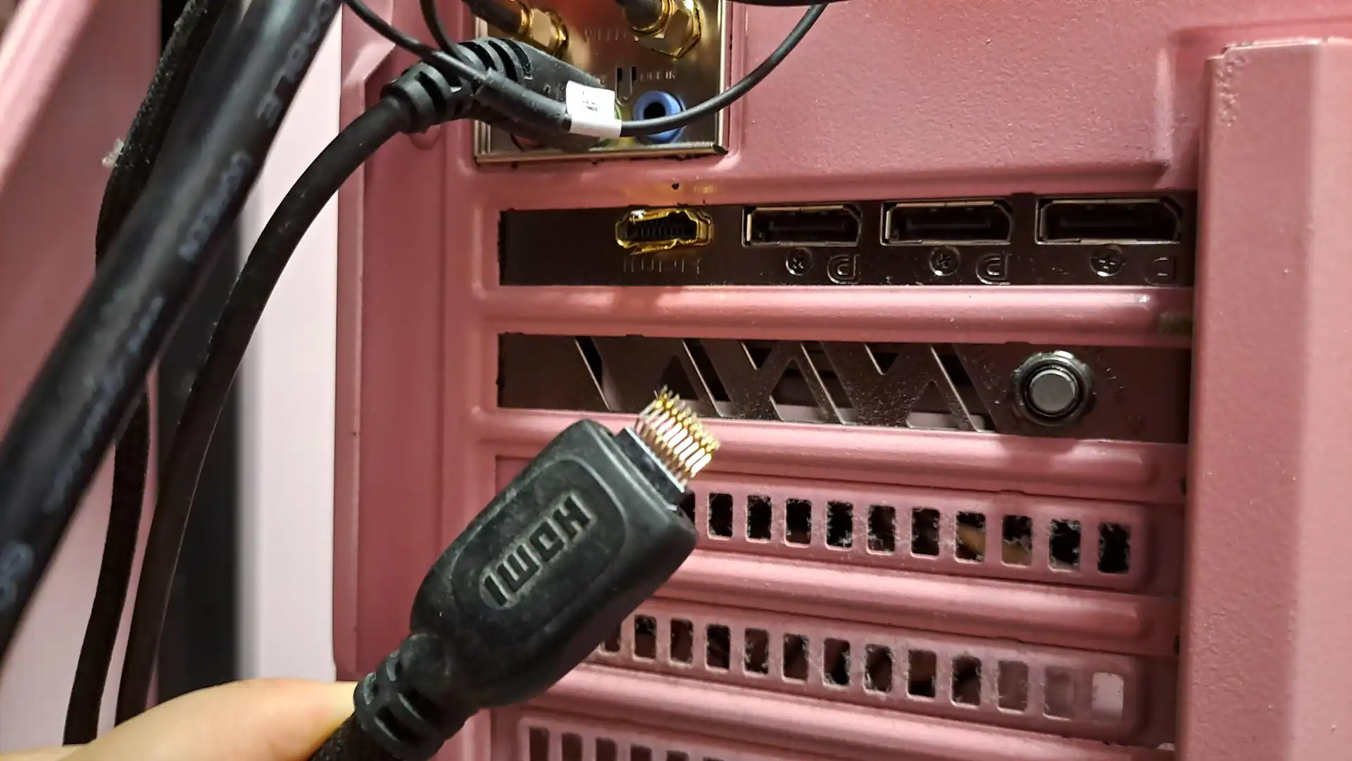 Пользователь сети сломал коннектор HDMI регулируемым столом