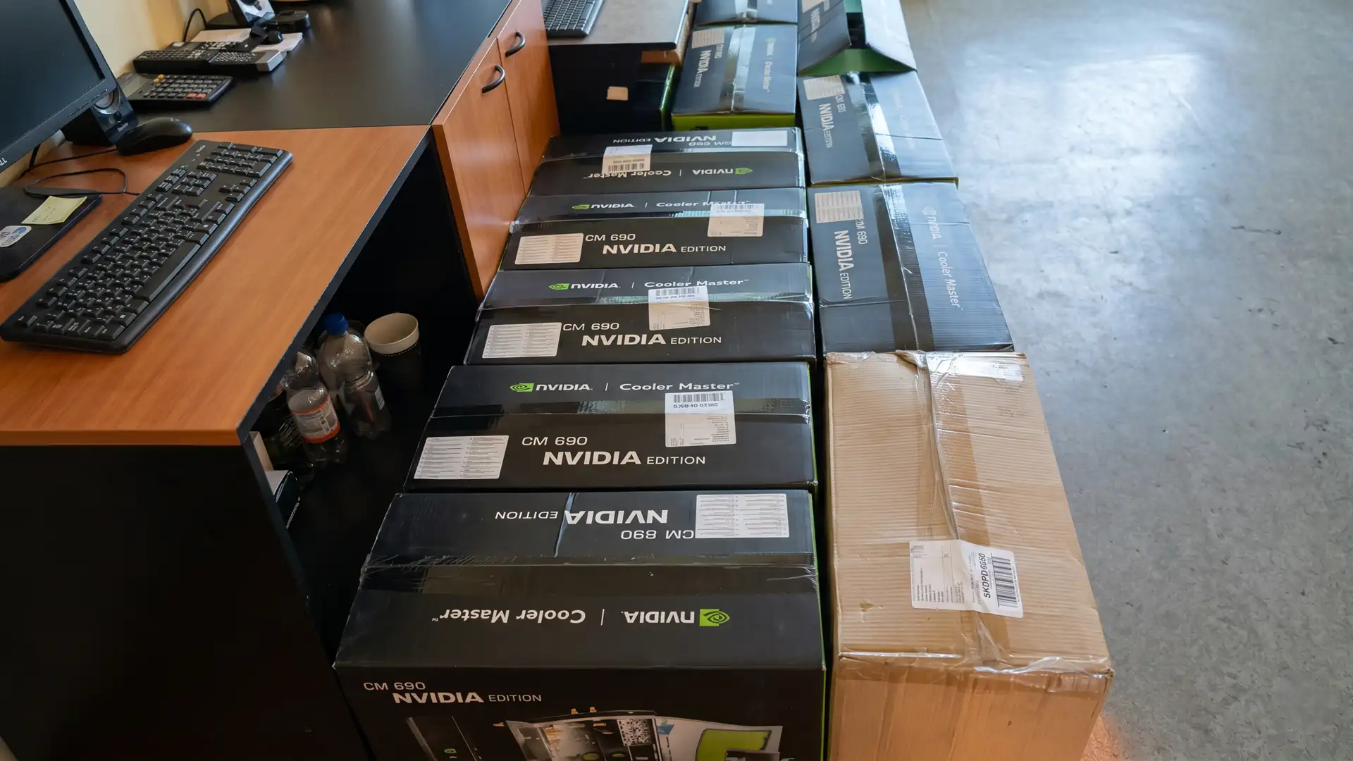 Найдена партия из 16 новых корпусов Cooler Master CM 690 NVIDIA Edition 2008 года