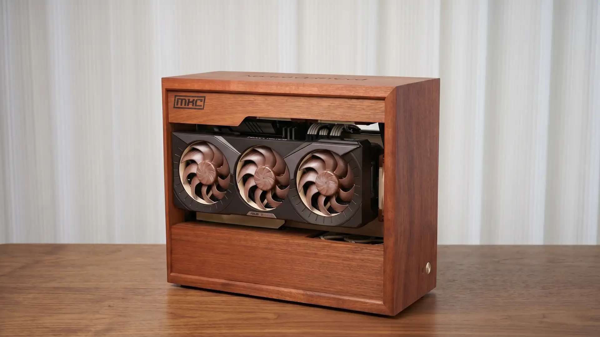 Энтузиаст собрал ПК из дерева с комплектующими Noctua