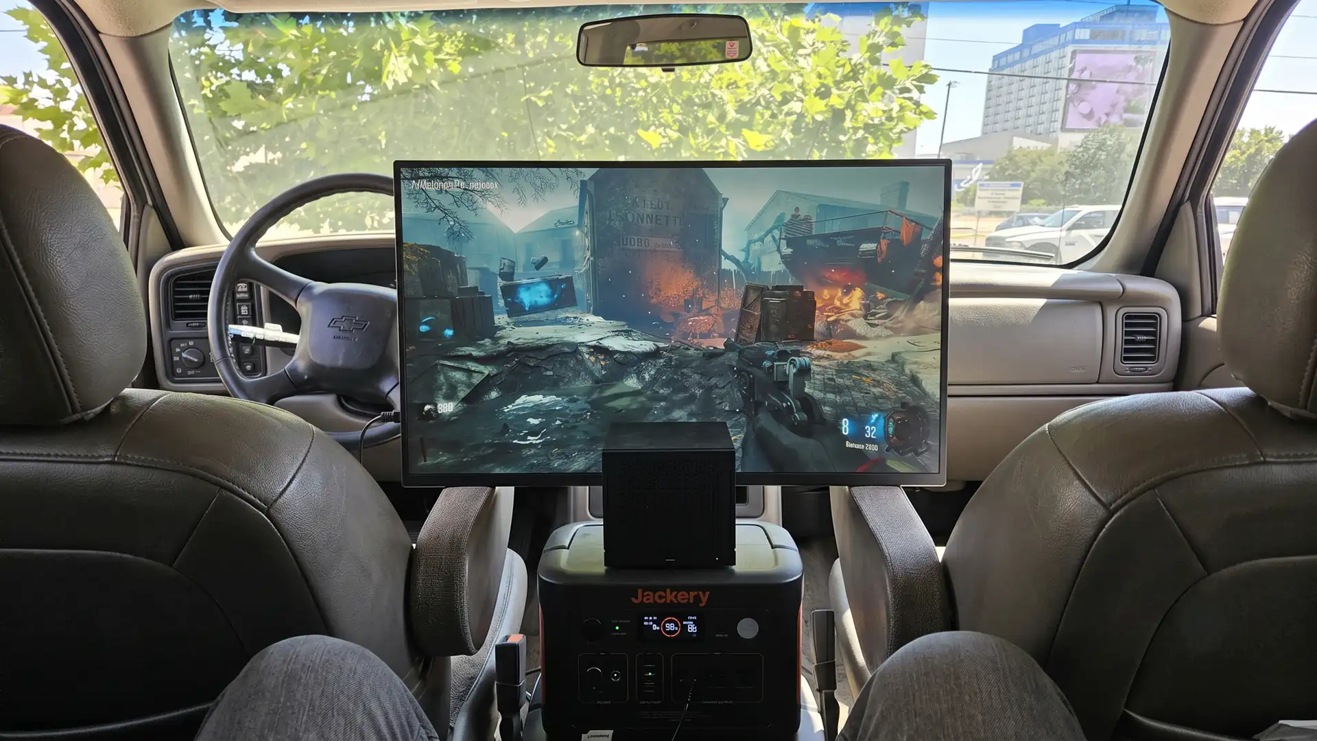Игрок запустил стационарную консоль Steam Machine внутри минивэна Astro Van