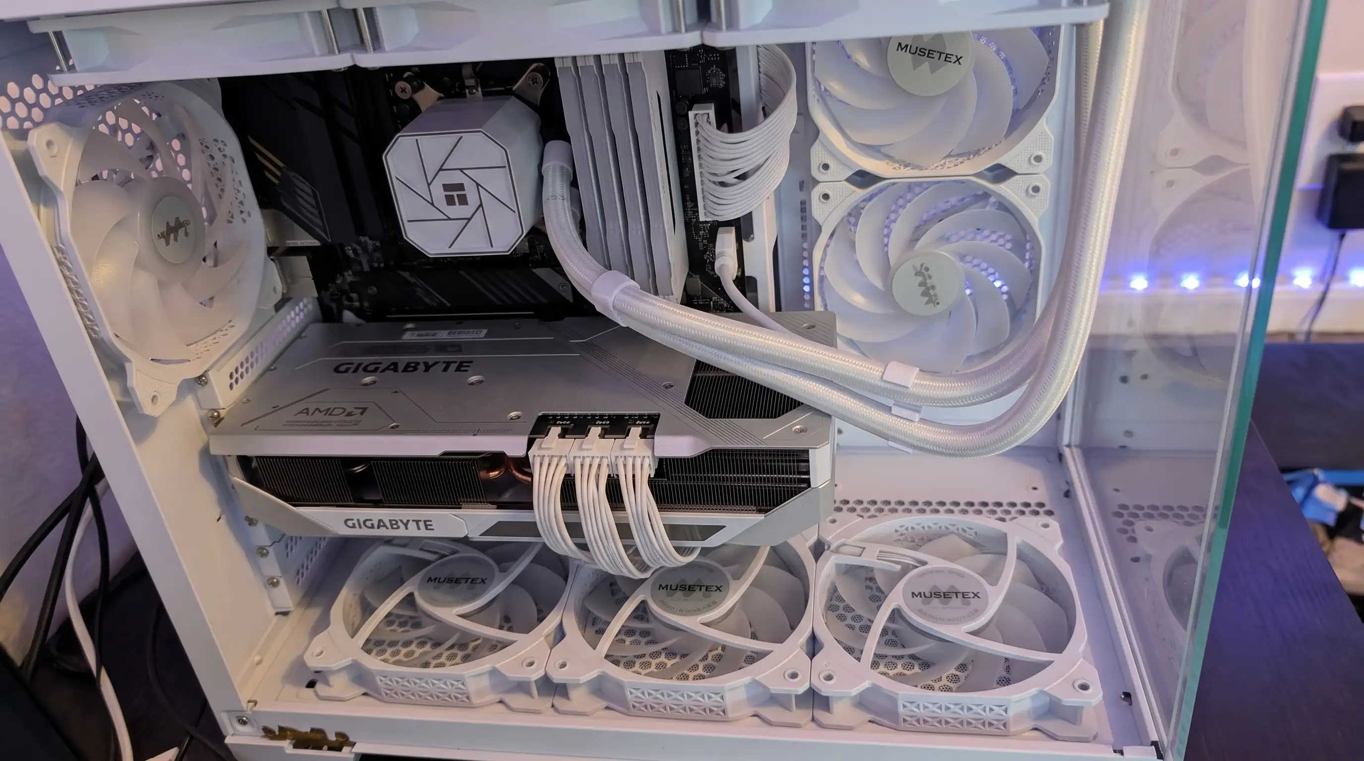 Пользователь продал GeForce RTX 5060 Ti 16GB за $590 и купил Radeon RX 9070 XT за $550