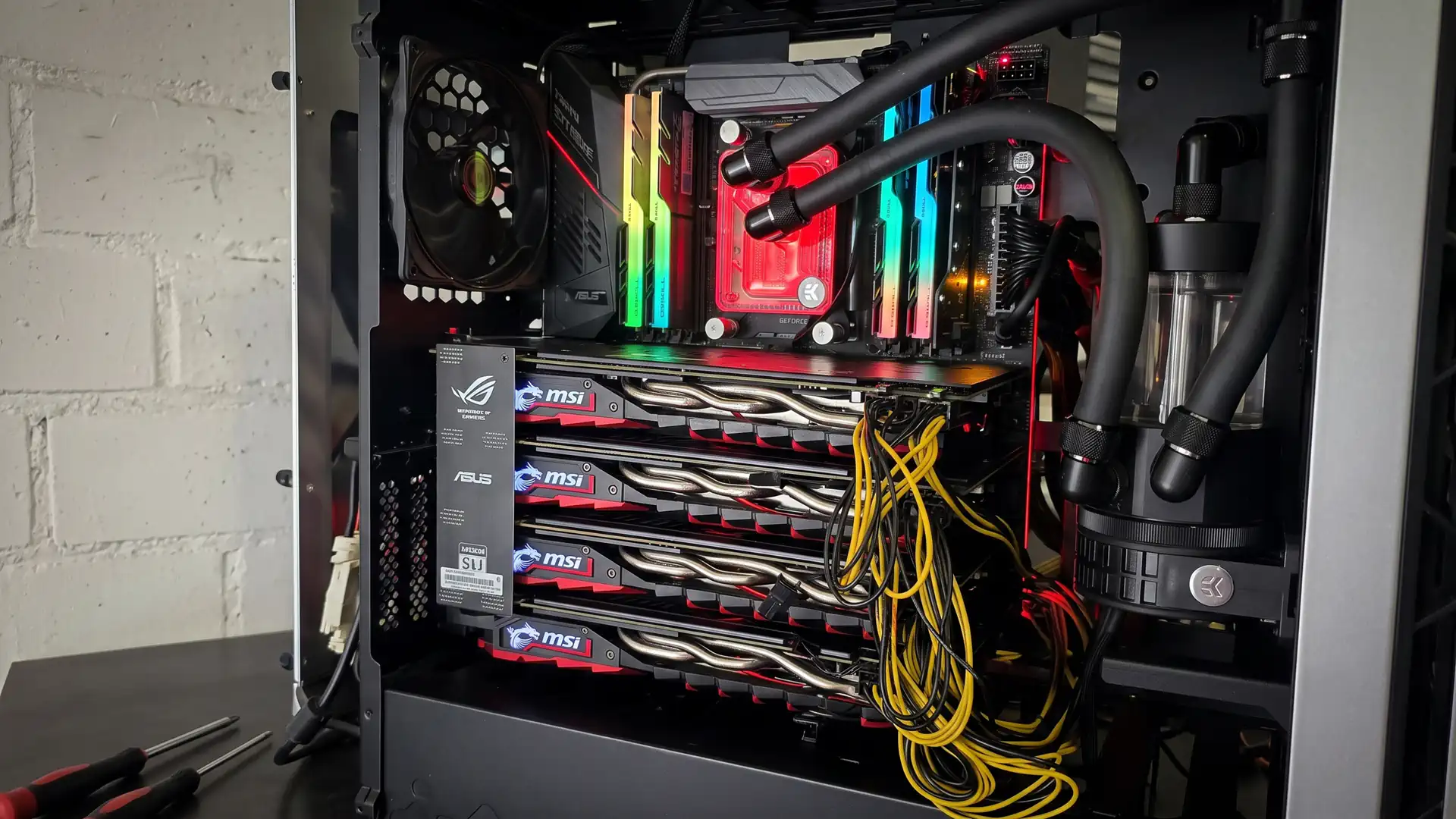 4-way SLI из четырех видеокарт GeForce GTX 1080  показывает FPS хуже одной RTX 5060