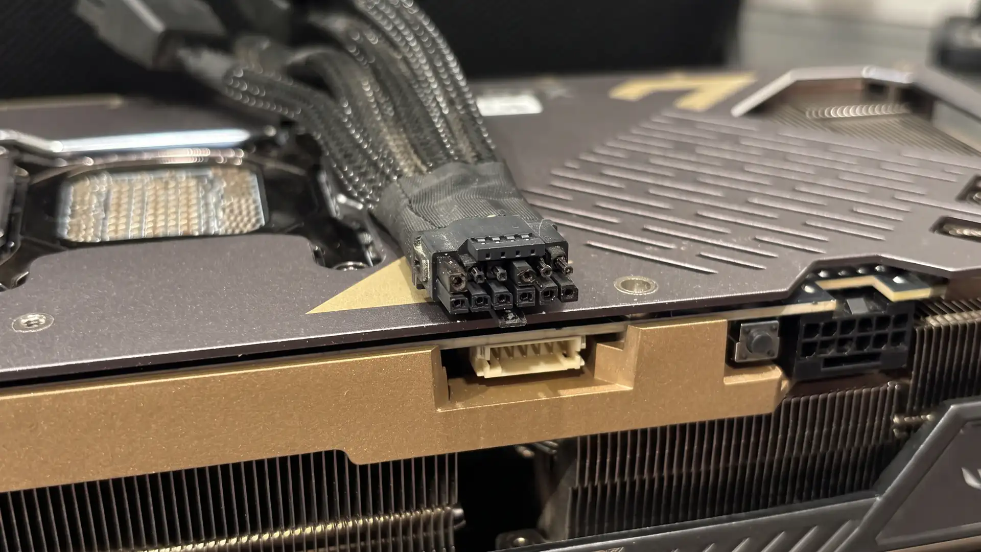 Очередной случай оплавления кабеля 12VHPWR на видеокарте RTX 5090 зафиксирован в сети
