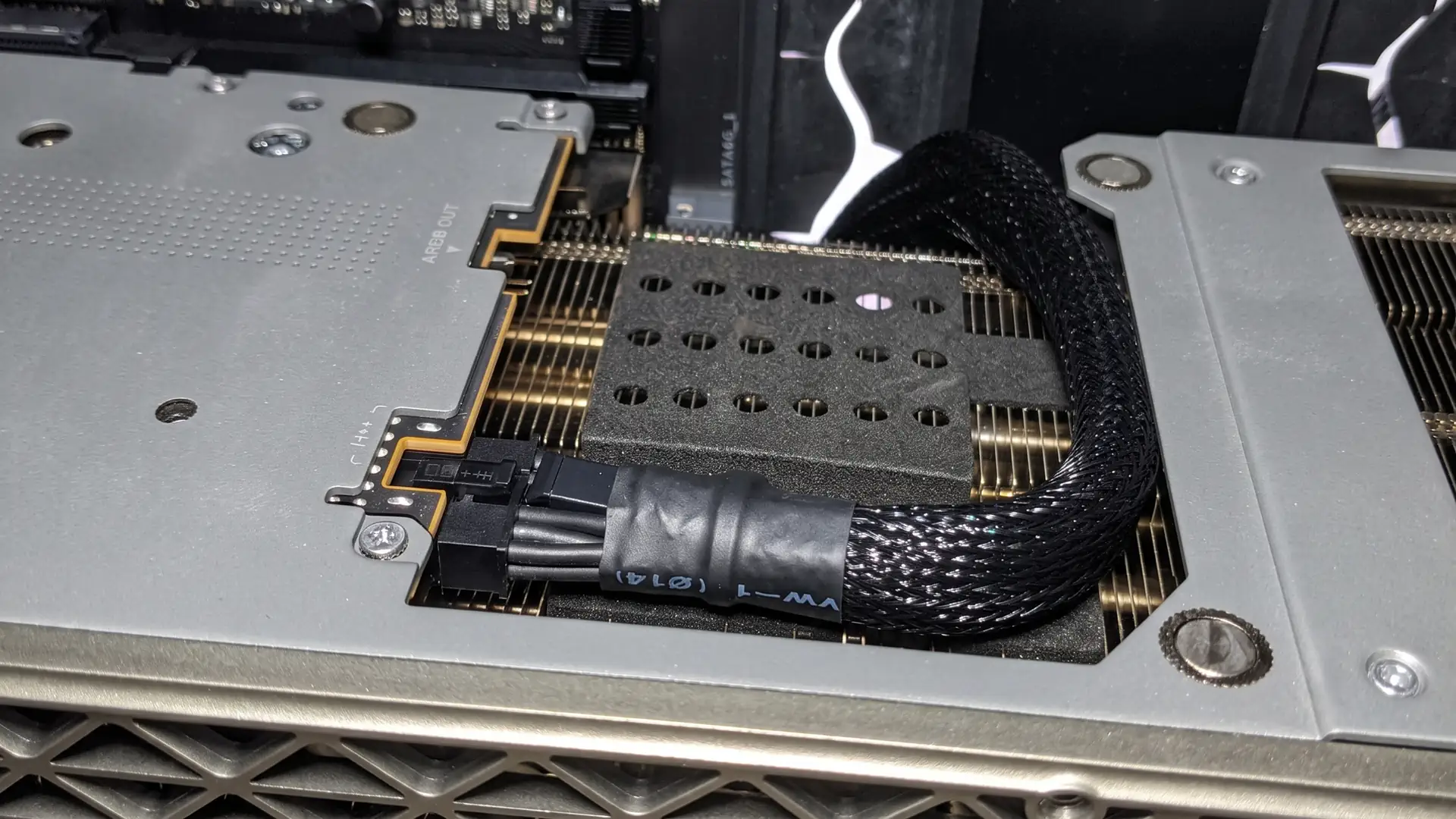 Особенности надежного подключения кабеля питания 12V 2x6 на Sapphire Nitro+ RX 9070 XT