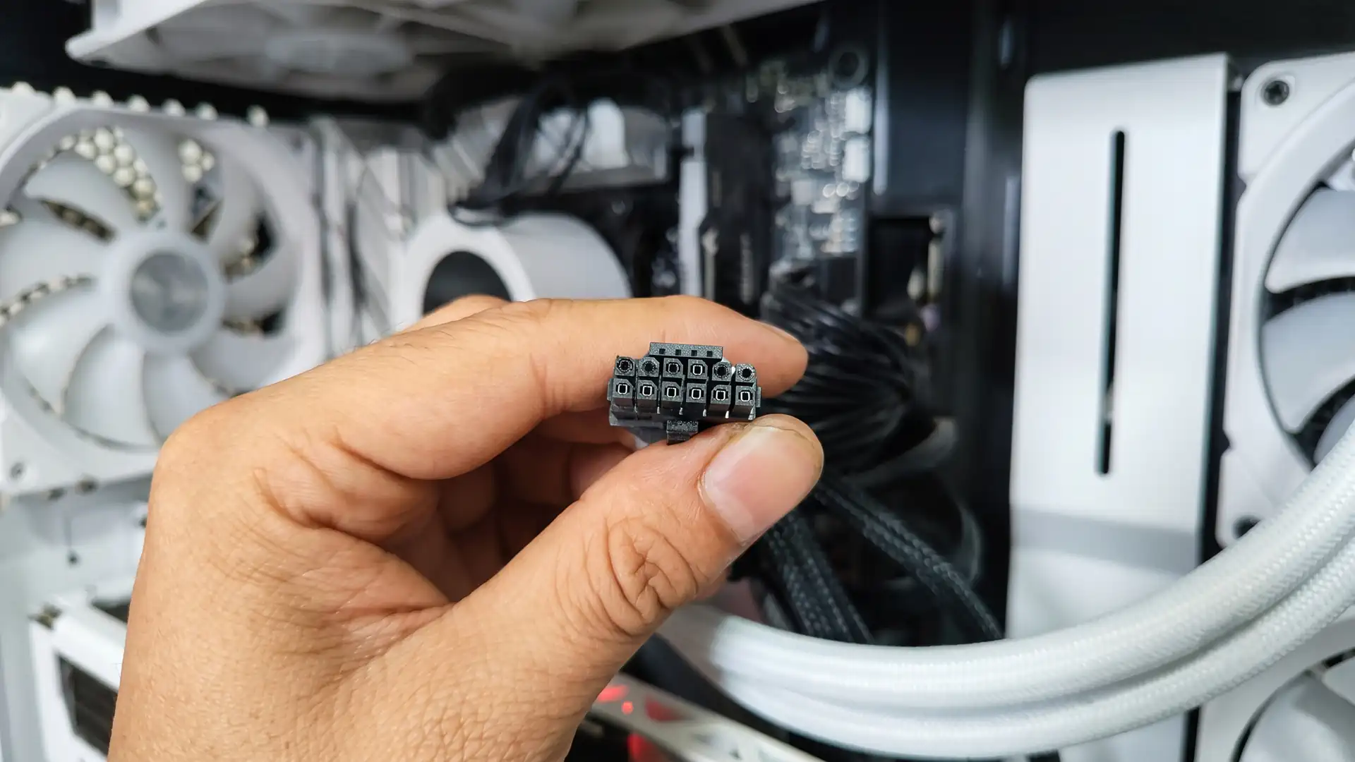 Даунвольтинг не спас Asus GeForce RTX 5090 TUF от расплавления кабеля 12VHPWR