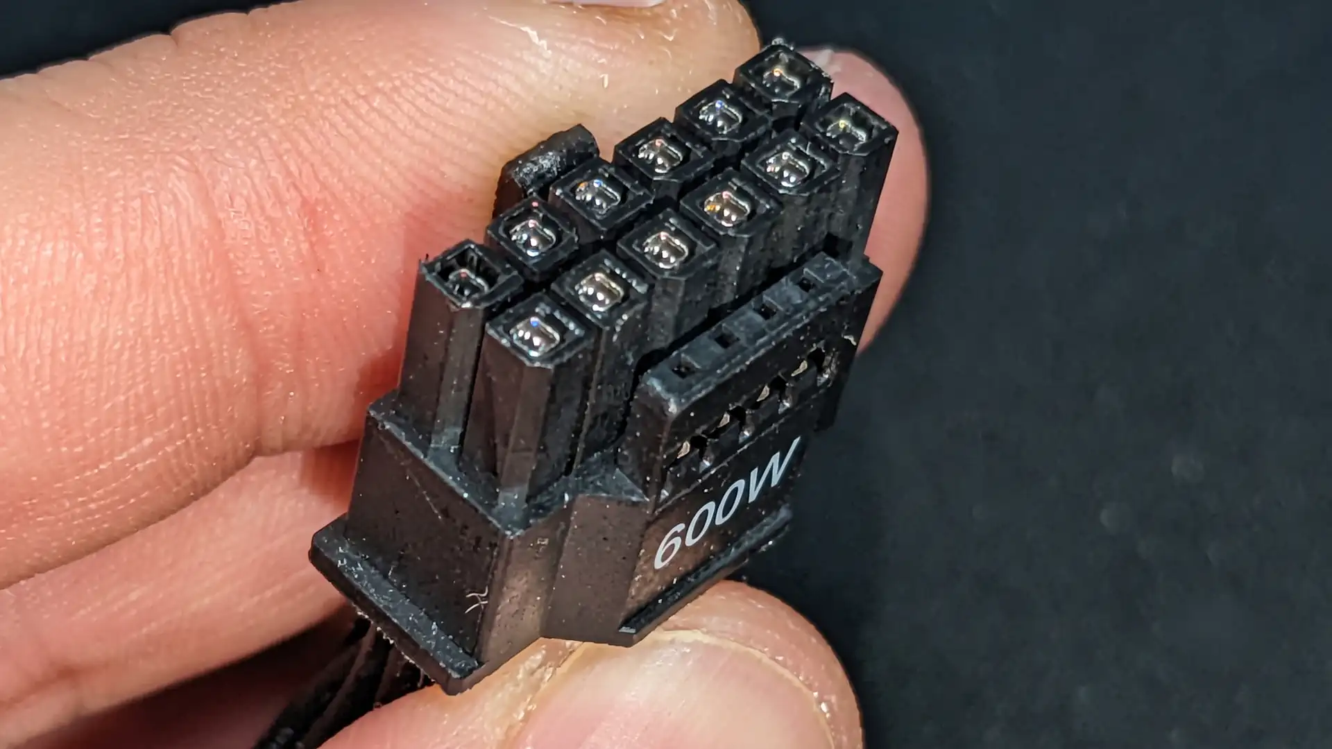 Владелец GeForce RTX 5080 обнаружил усадку пинов в разъеме 12VHPWR