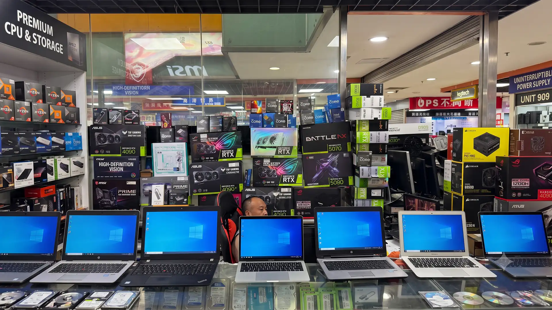 GeForce RTX 5090 и Ryzen 7 9800X3D продают без фиксированных цен на рынке Китая
