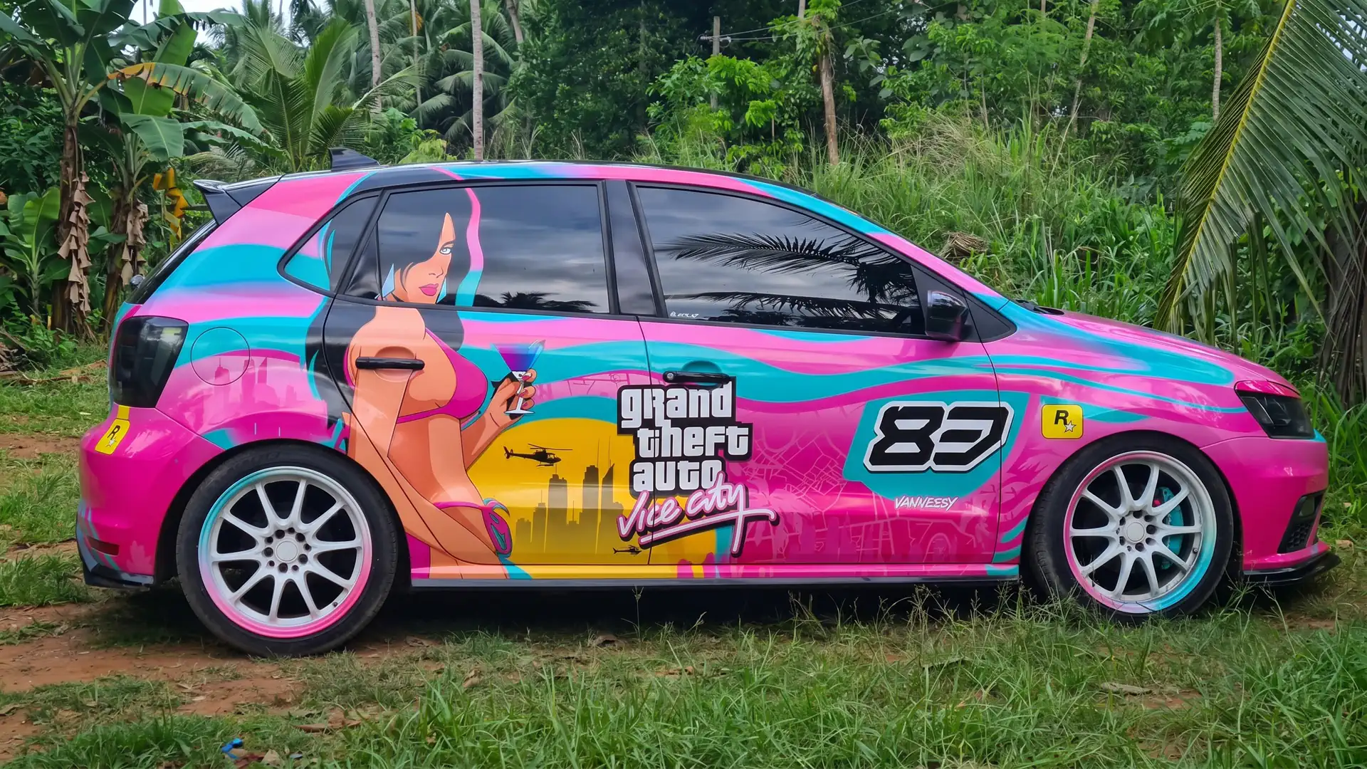 На улице заметили машину в стиле Grand Theft Auto Vice City