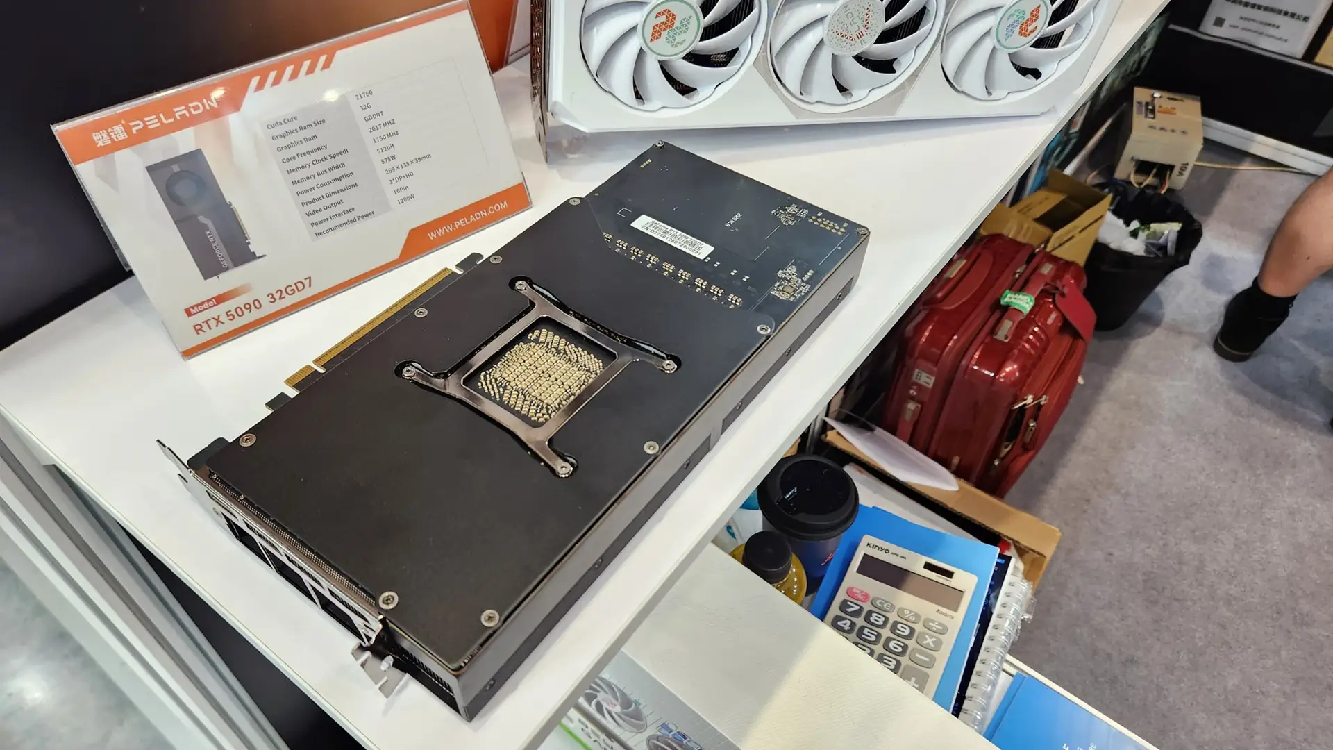 Компания PELADN представила видеокарту GeForce RTX 5090 в нестандартном серверном исполнении