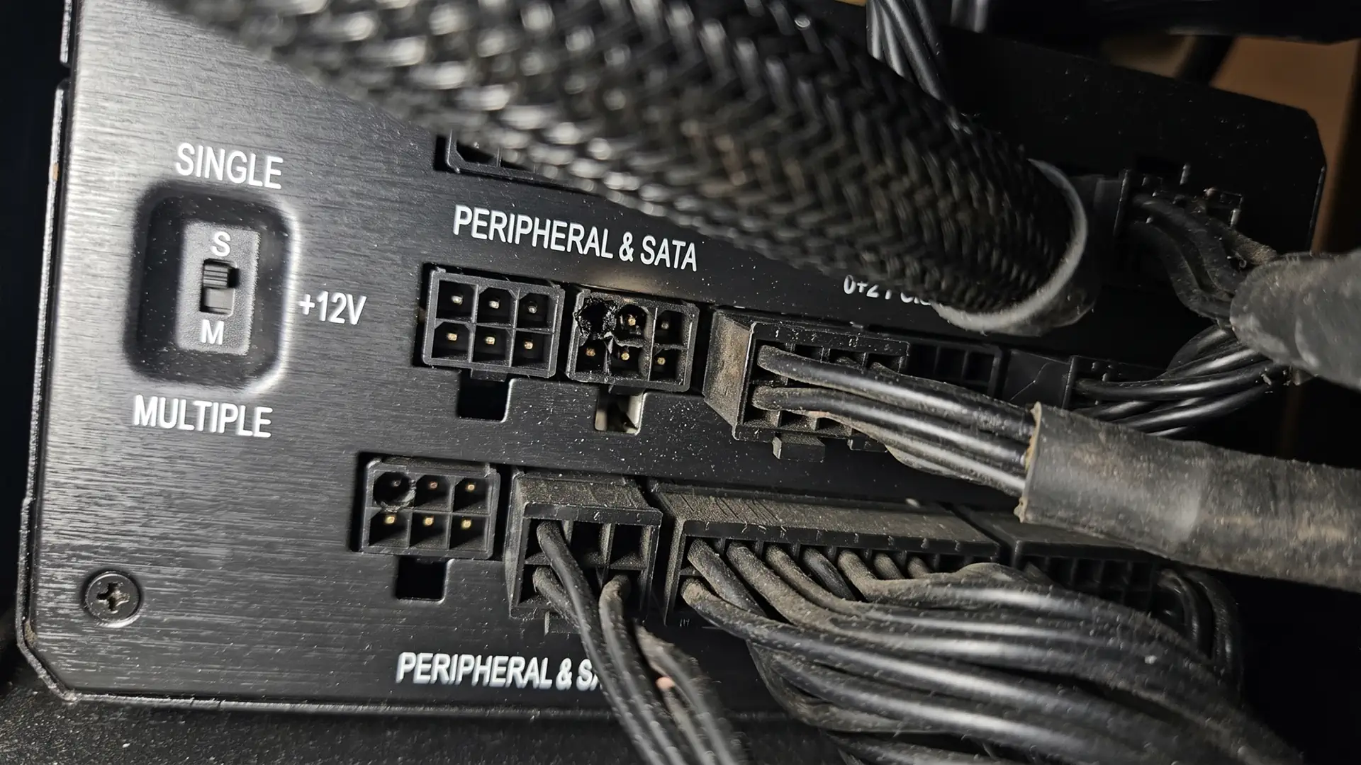 Дешевый переходник Molex-to-SATA едва не уничтожил Corsair HX1200 Platinum