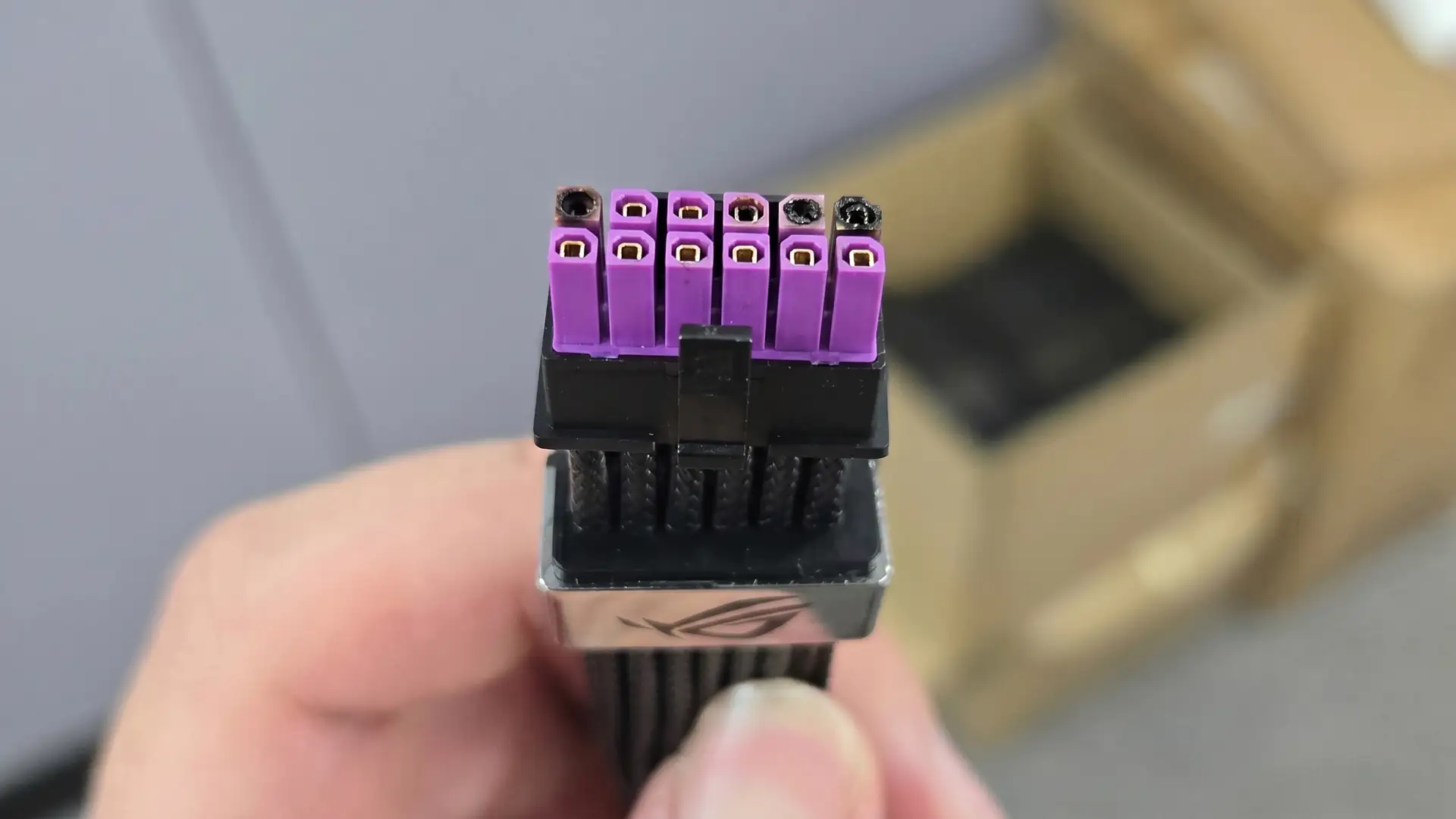 Кабель ASUS ROG Equalizer за 50$ расплавился вместе с видеокартой