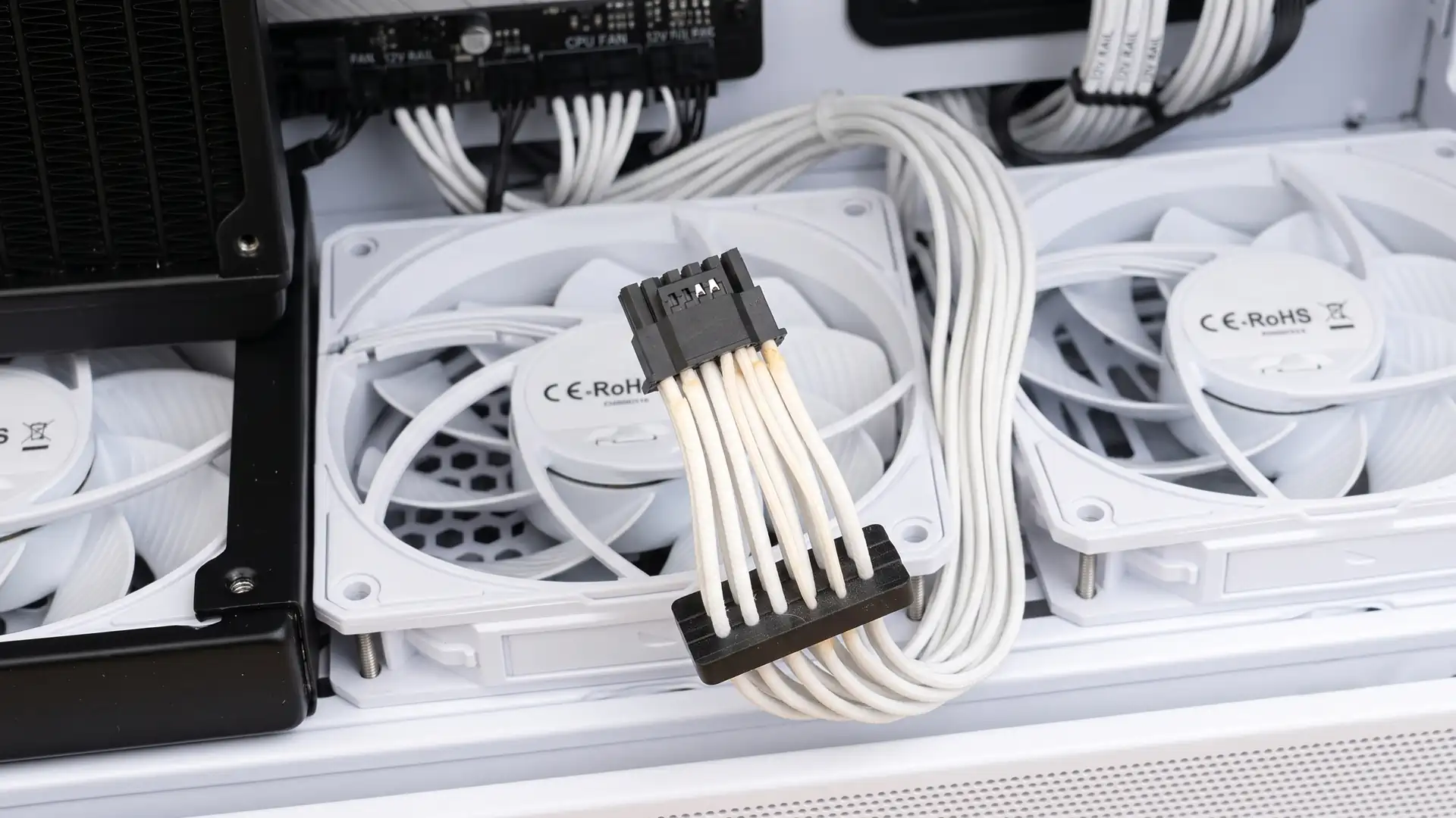 Андервольтинг не спасасёт бракованный кабель питания GeForce RTX 5090 от плавления