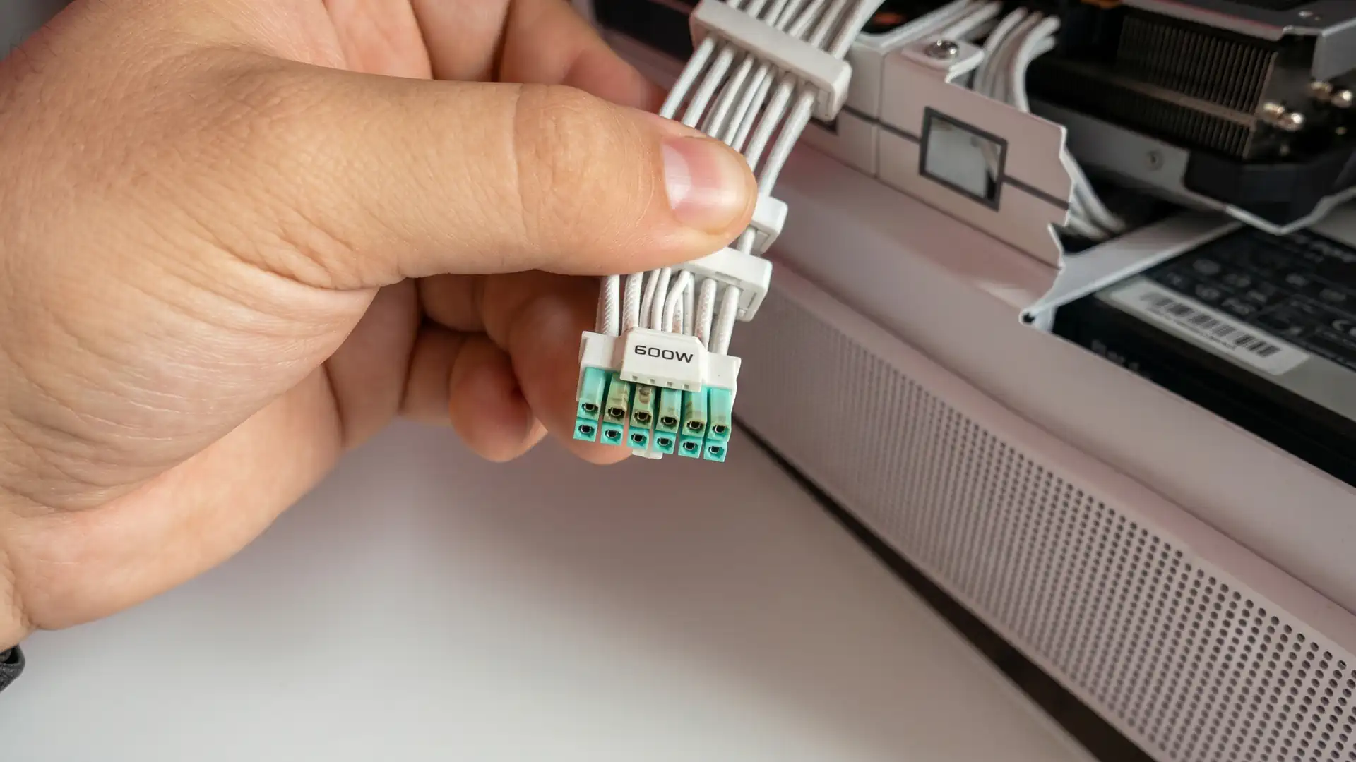 Энтузиаст спас видеокарту RTX 5090 от полного выгорания контактов питания