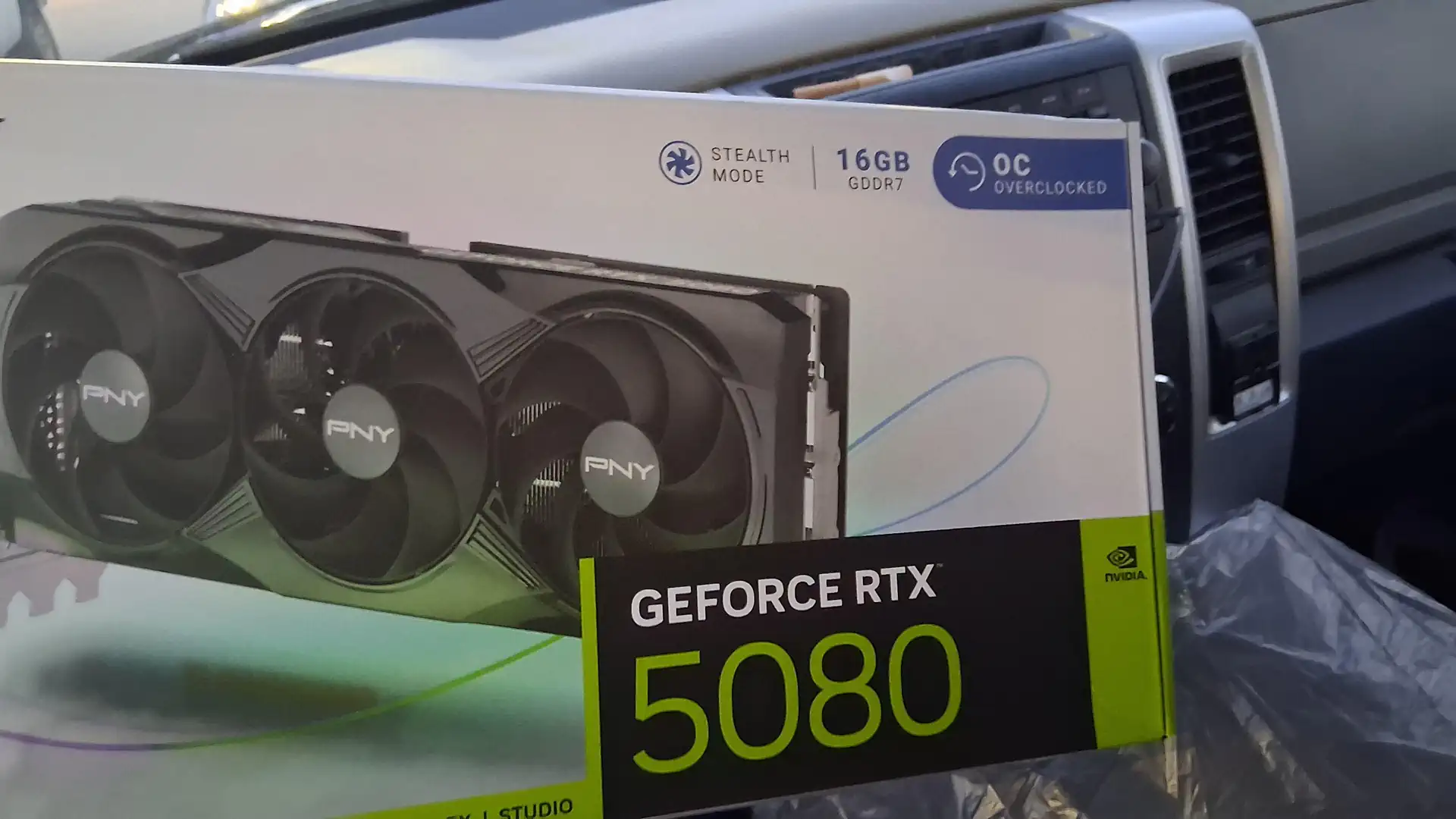 GeForce RTX 5080 купили за $1100 в сельском магазине Walmart благодаря уценке