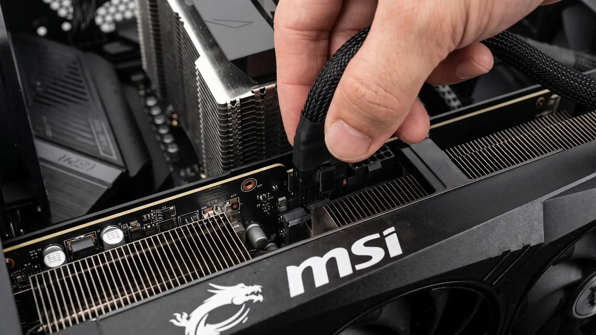 Штатный переходник GeForce RTX 5090 намертво сплавился с разъемом видеокарты