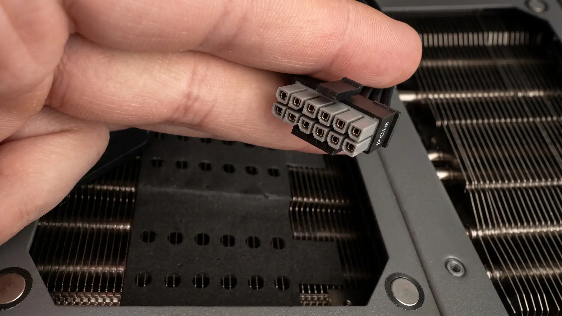 Владелец Sapphire Radeon RX 9070 XT Nitro показал разъем 12VHPWR после полугода использования