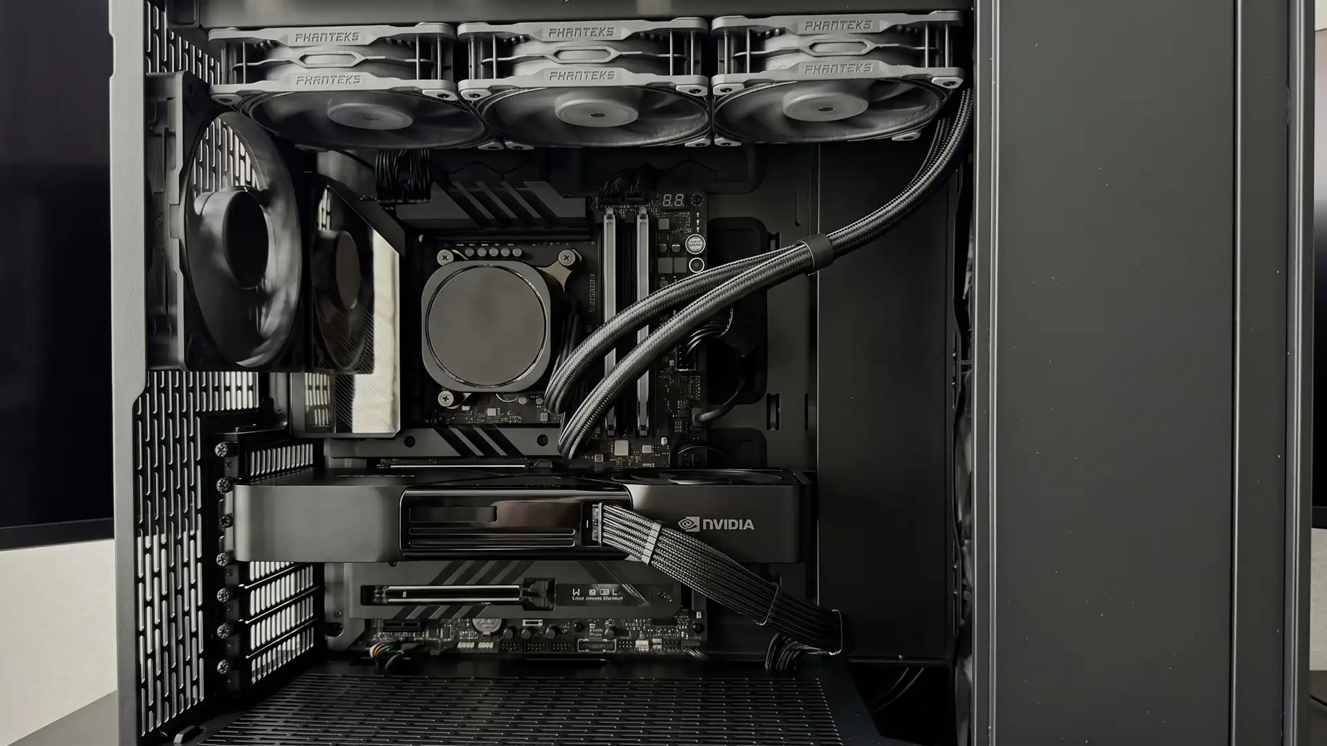 Владелец RTX 5090 отказался от второй карты и перешел на RTX Pro 6000 за $13000