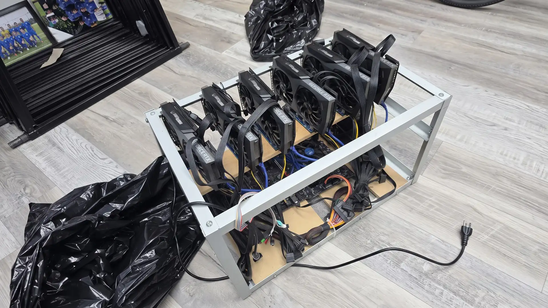В подвале нашли две майнинговые фермы с 12 видеокартами RTX 3070 за $3600
