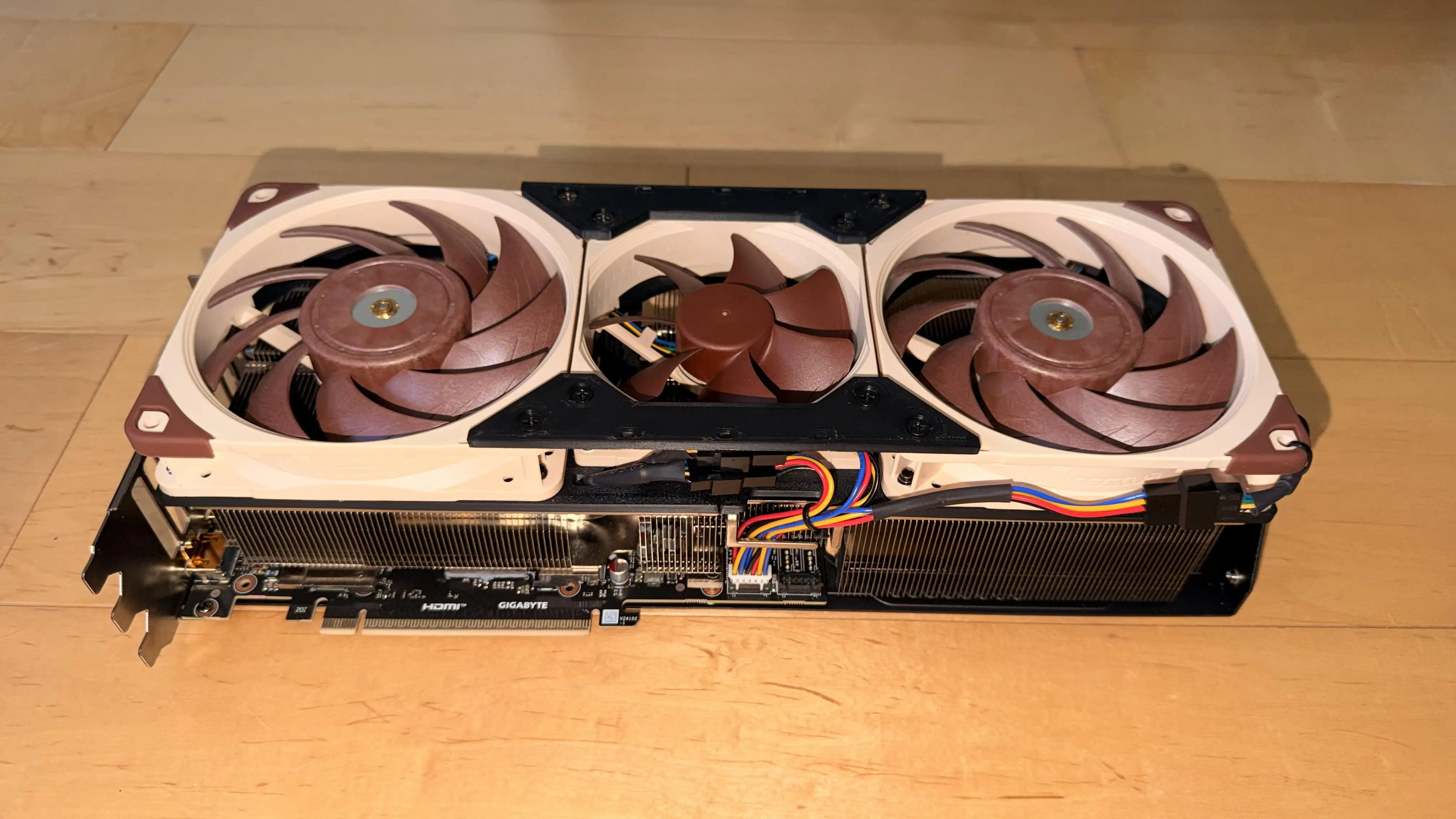 Энтузиаст создал адаптер для трех Noctua на RTX 5080 Gaming OC вместо штатного кожуха