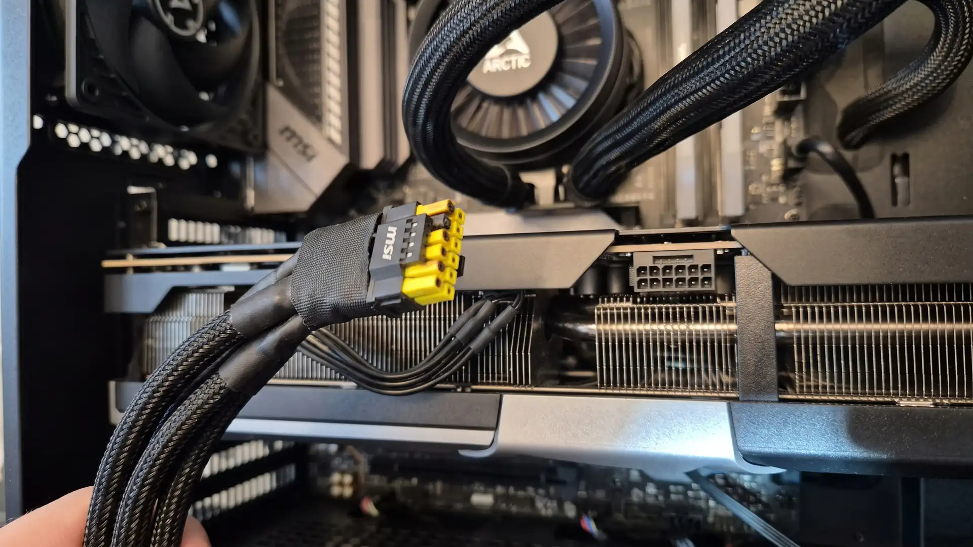 Переходник 12V-2x6 на MSI GeForce RTX 5090 Ventus 3X OC оплавился несмотря на андервольтинг