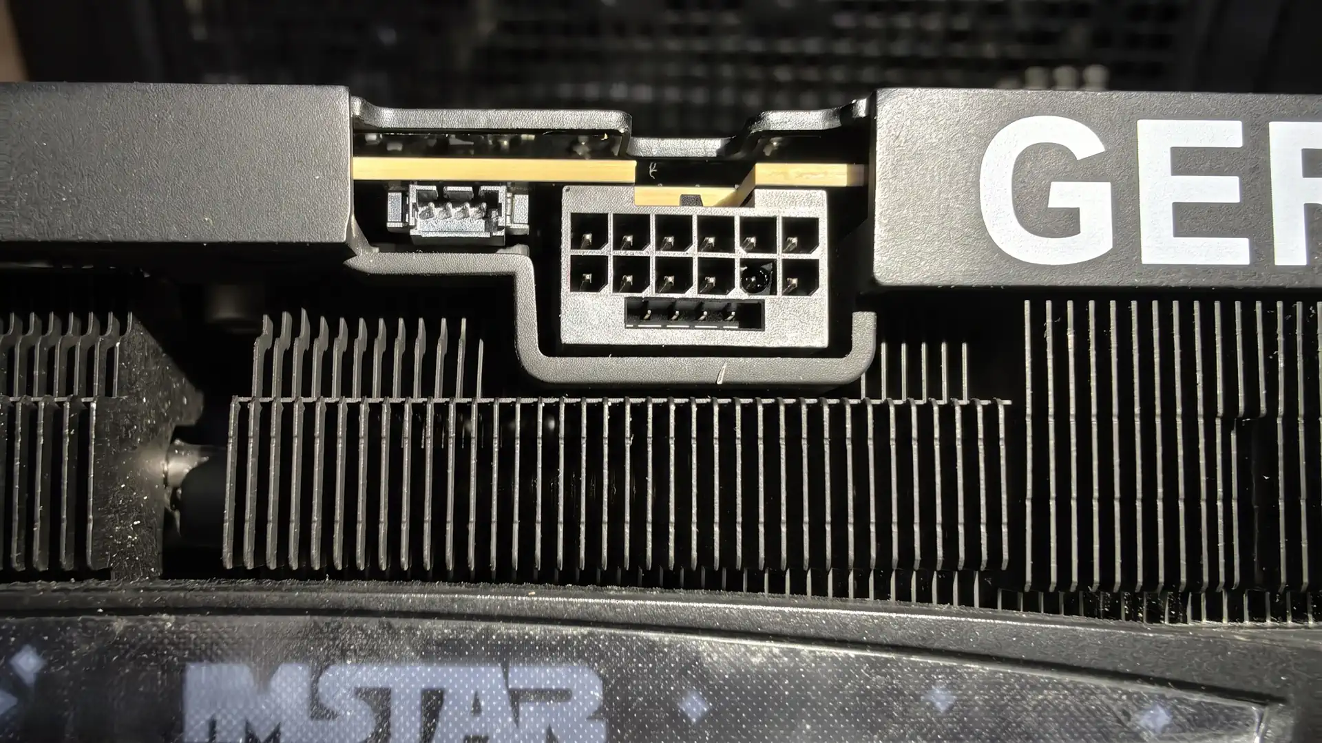У RTX 5090D выгорели разъёмы 12V-2x6 видеокарты и блока питания после использования DLSS 5