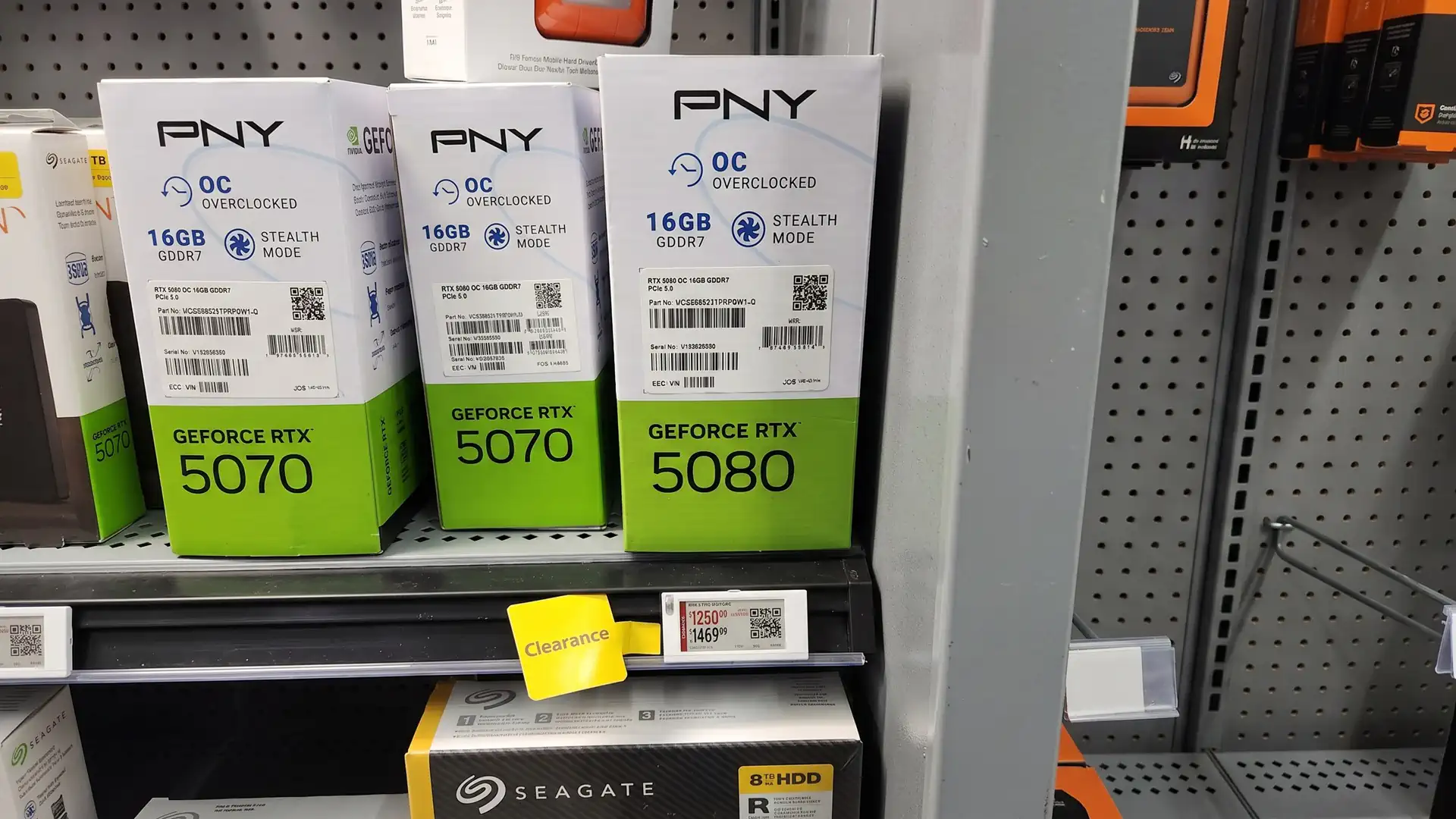 Покупатель Walmart приобрёл PNY GeForce RTX 5080 OC за $1250 вместо $1559