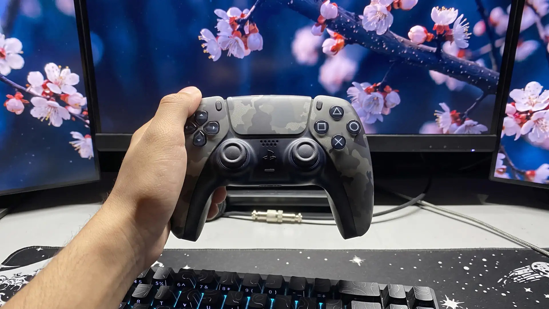 Пользователь нашел геймпад DualSense для PlayStation 5 за 70$ в мусорном баке