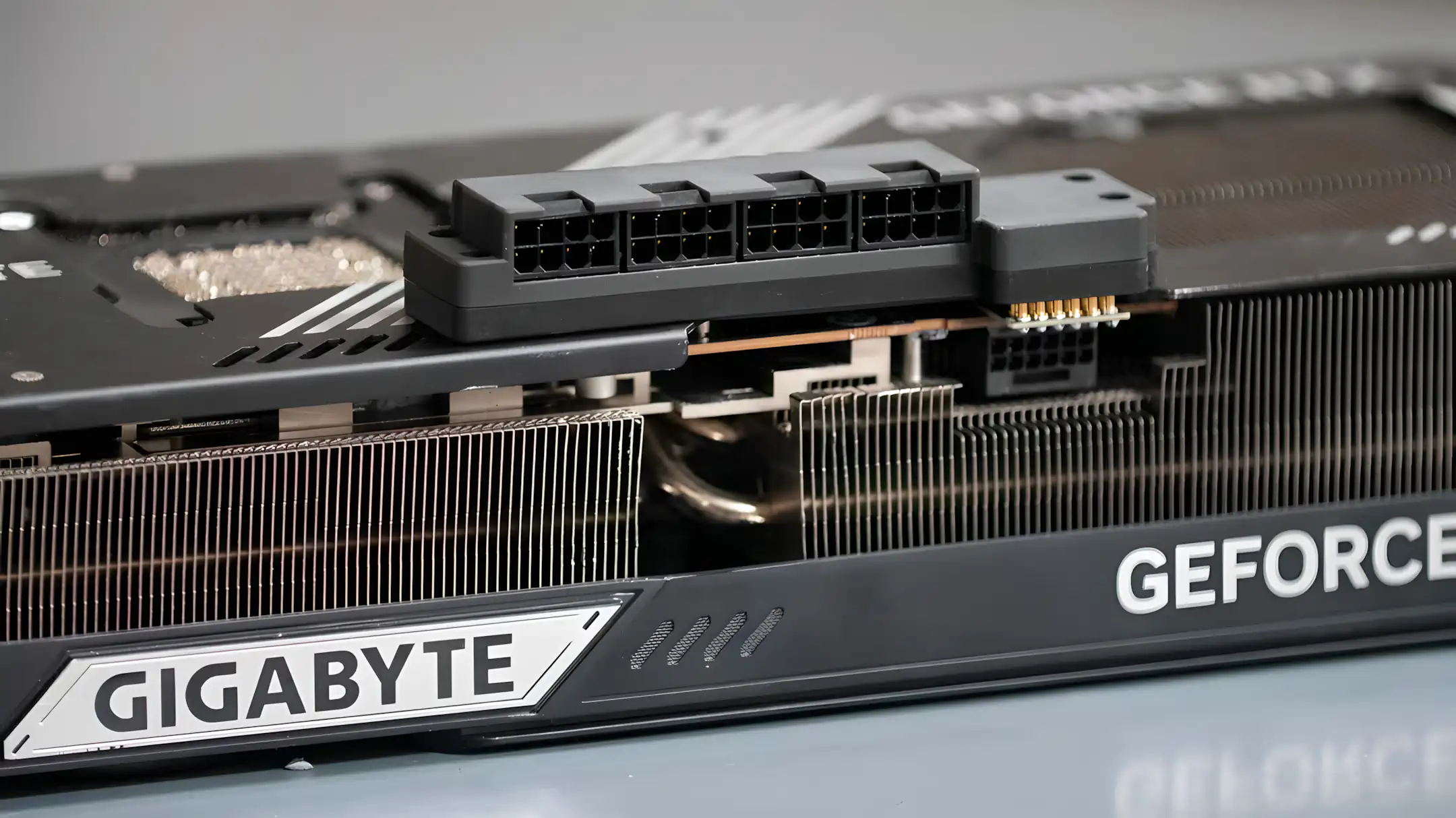 Для RTX 5090 разработали замену разъёма 12+6 пин на четыре 8 пин с мощностью до 800 Вт