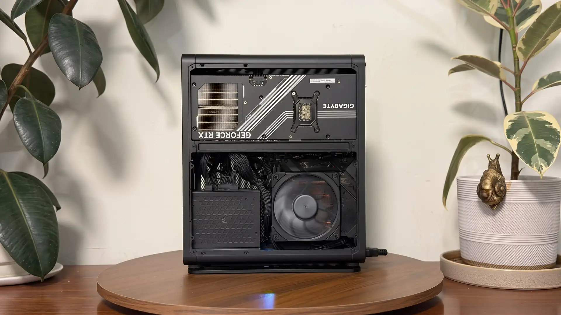 Энтузиаст собрал 10-литровый ПК с GeForce RTX 5080 и Ryzen 7 9800X3D за $3564