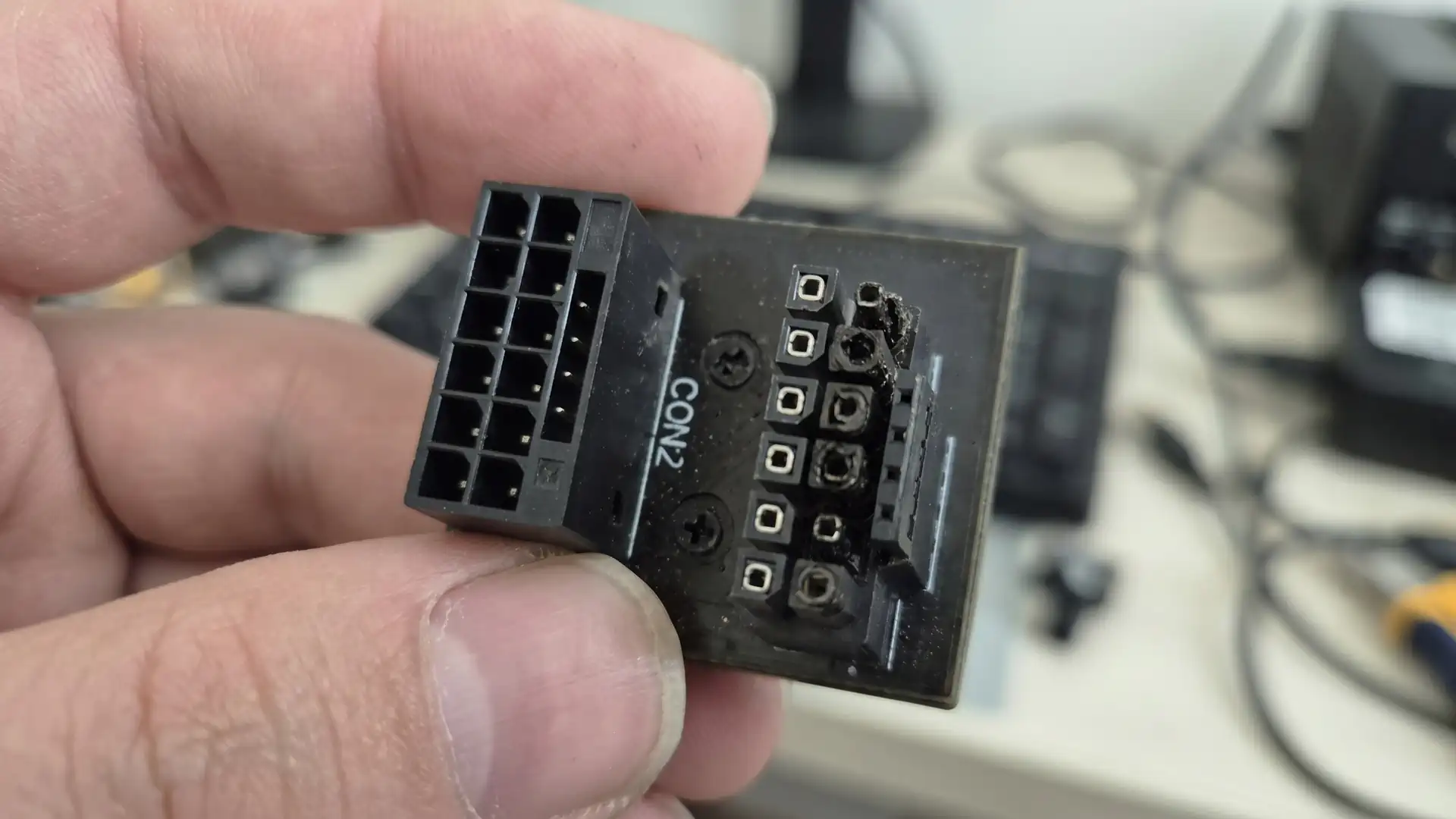 12V-2x6 переходник EZDIY на 180 градусов расплавился при работе с RTX 5090 Aorus Master