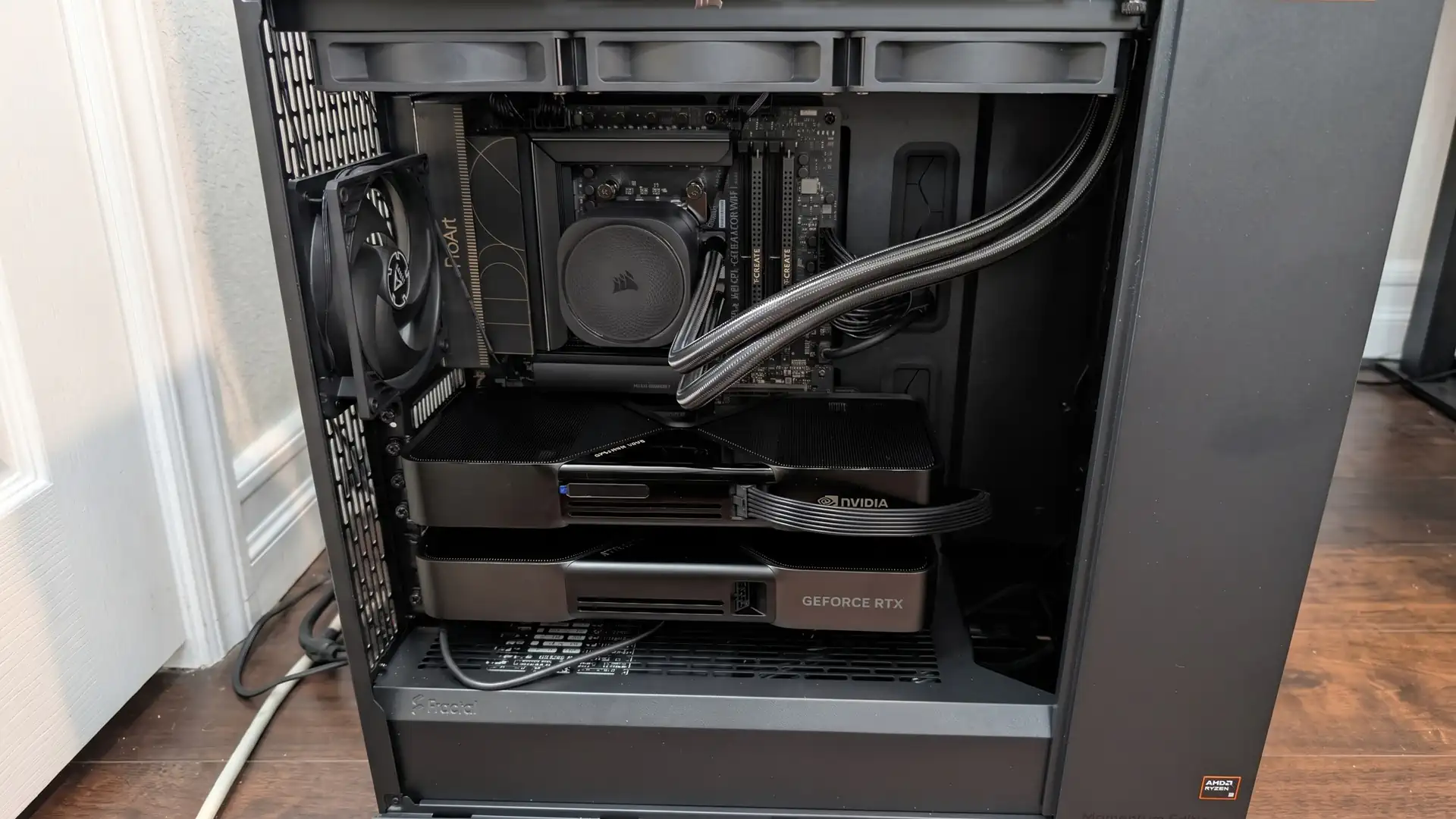 Сравнение габаритов GeForce RTX 5090 Founders Edition и RTX PRO 6000 в одном системном блоке