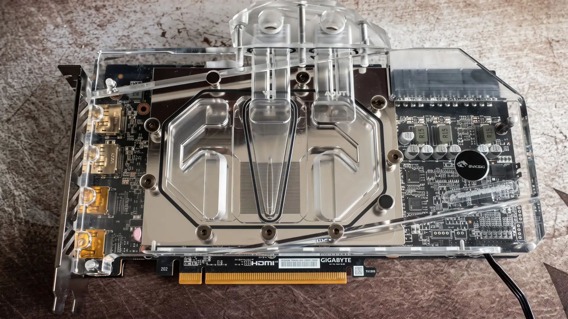 Radeon RX 9070 XT Aorus Elite перевели на СЖО и охладили ниже 40°C при 355 Вт