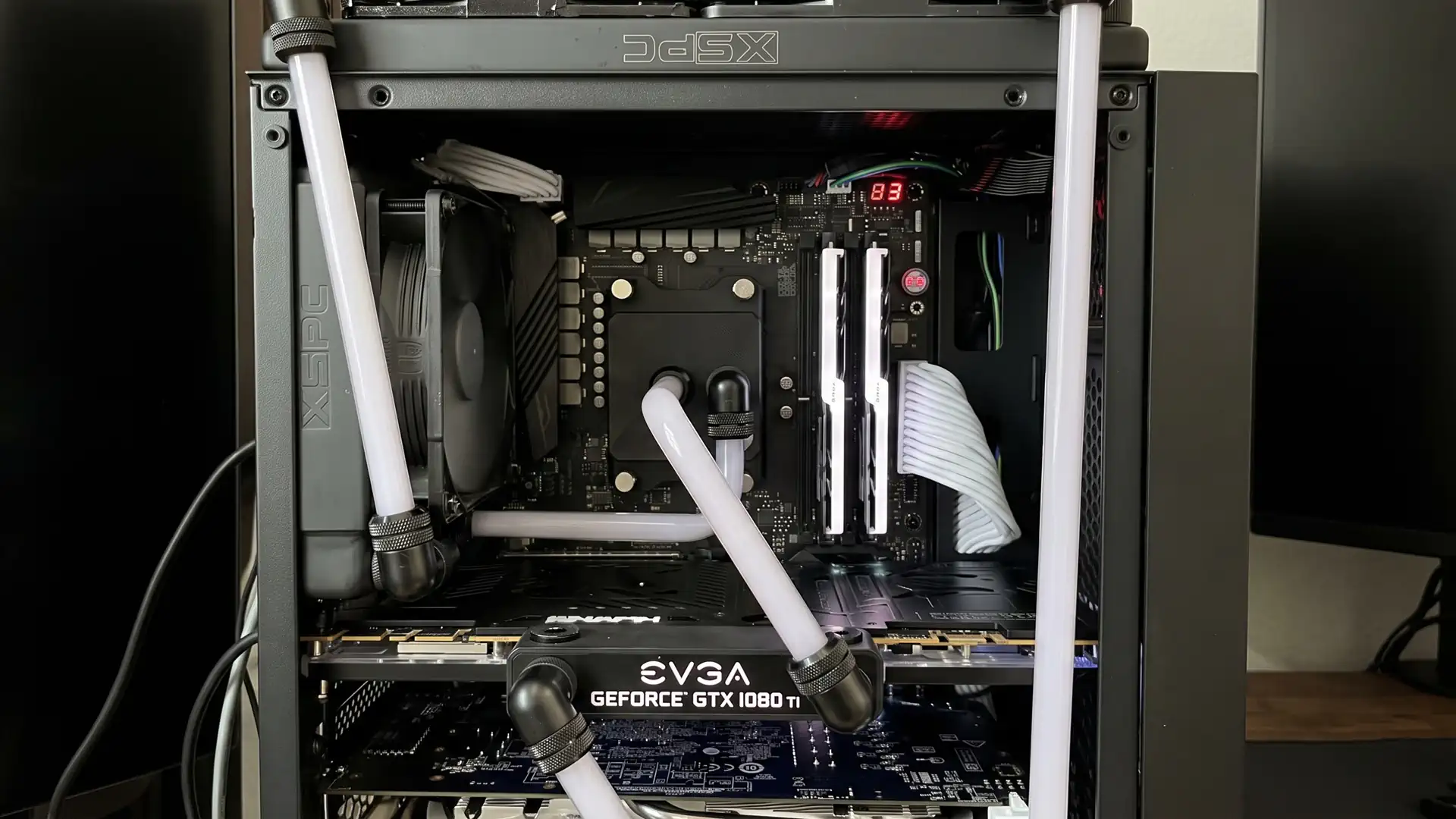 Энтузиаст установил GTX 1080 Ti и RX 580 в корпус за $16 с внешней СЖО для Lossless Scaling