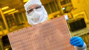 Intel отказывается от стеклянных подложек и сворачивает Foundry-проекты для снижения расходов