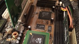 Великий ретрокамбэк: редчайший процессор Rise mP6 266 успешно запущен на ASUS P5A-B