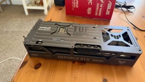 На кожухе Radeon RX 9070 XT от ASUS случайно написали GeForce RTX
