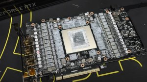 Gigabyte RTX 5090 AORUS Master: гибридная паста вместо жидкого металла даёт худшие температуры