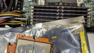 SP5 не пережил рукожопа — термопаста везде, кроме крышки AMD EPYC