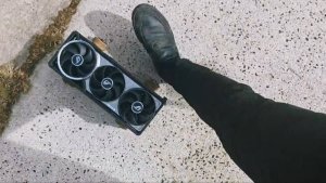 Энтузиаст превратил дорогую ROG Astral RTX 5080 в скейтборд